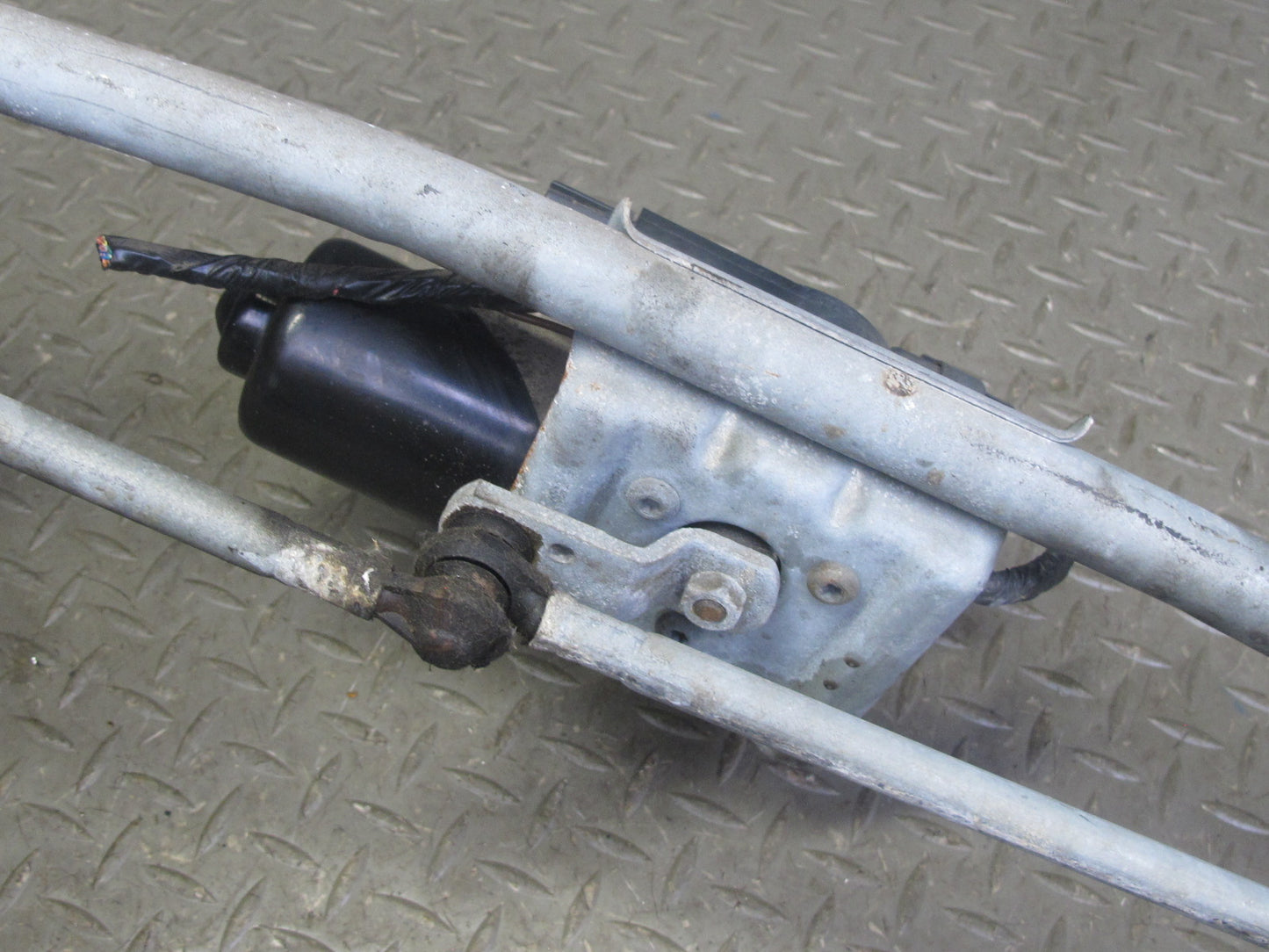 2003-2007 Hummer H2 Windshield Wiper Transmission Linkage w Motor 15252855