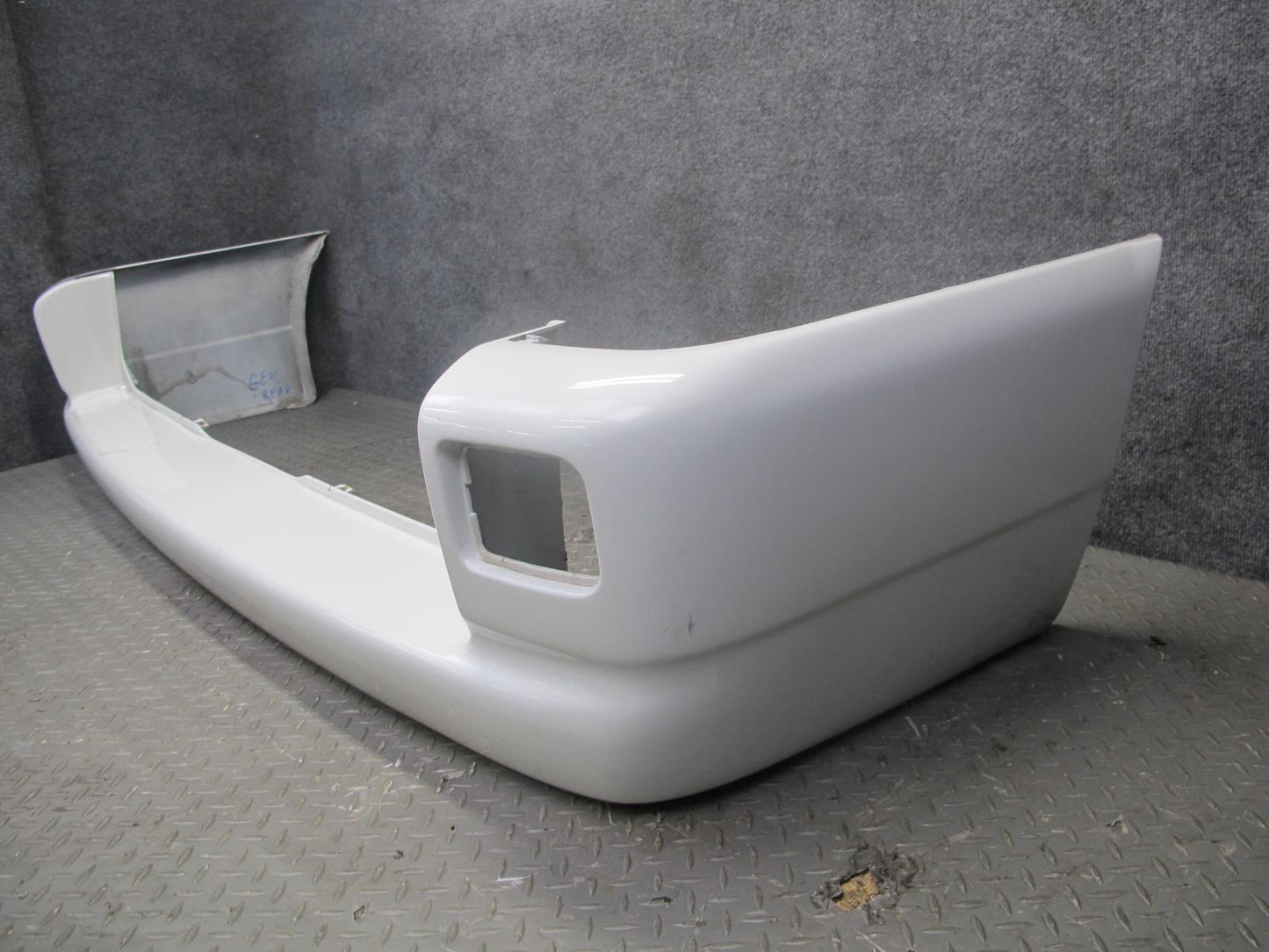 97-03 VW Eurovan T4 Rear Bumper Cover Arctic White w Foam Absorber Set OEM