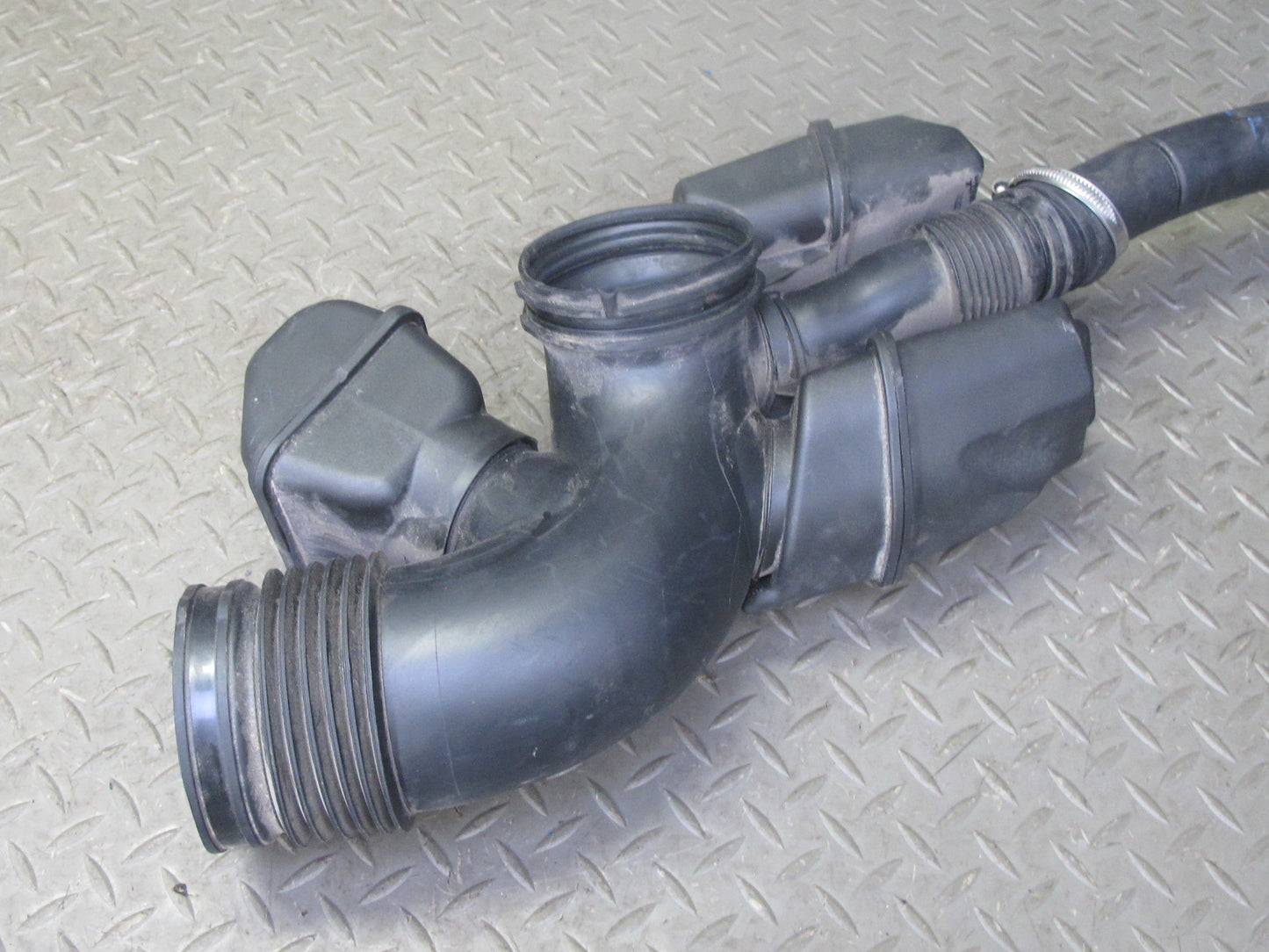 07-08 BMW E85 Z4 N52 3.0si Air Intake Resonator w Duct 7556528 OEM