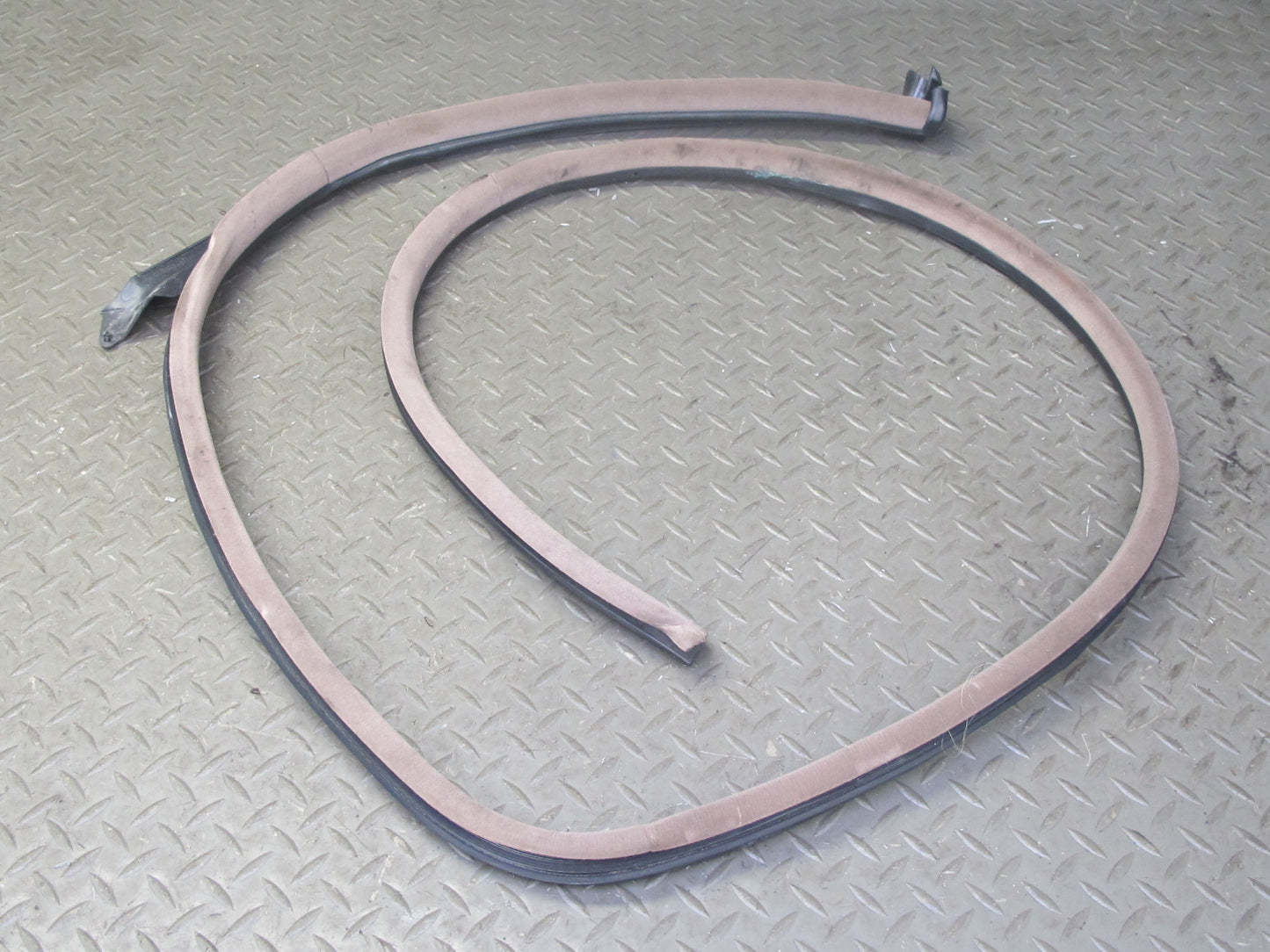 96-99 BMW E36 325iC 328iC Convertible Right Door Weatherstrip Rubber Seal OEM