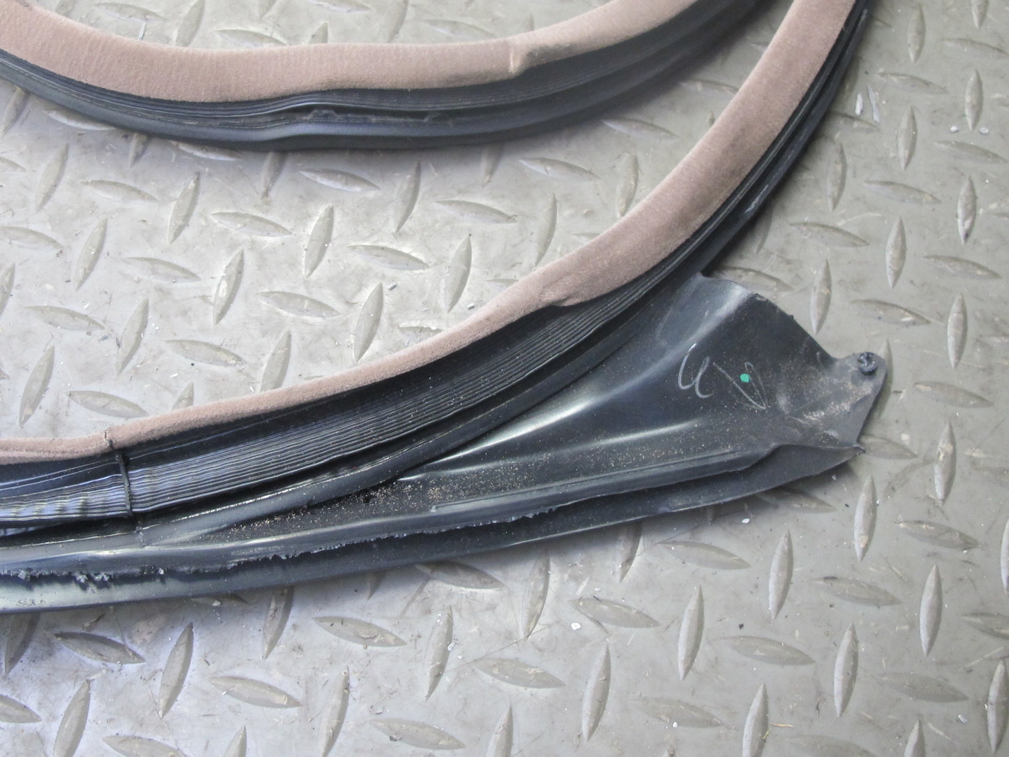96-99 BMW E36 325iC 328iC Convertible Right Door Weatherstrip Rubber Seal OEM