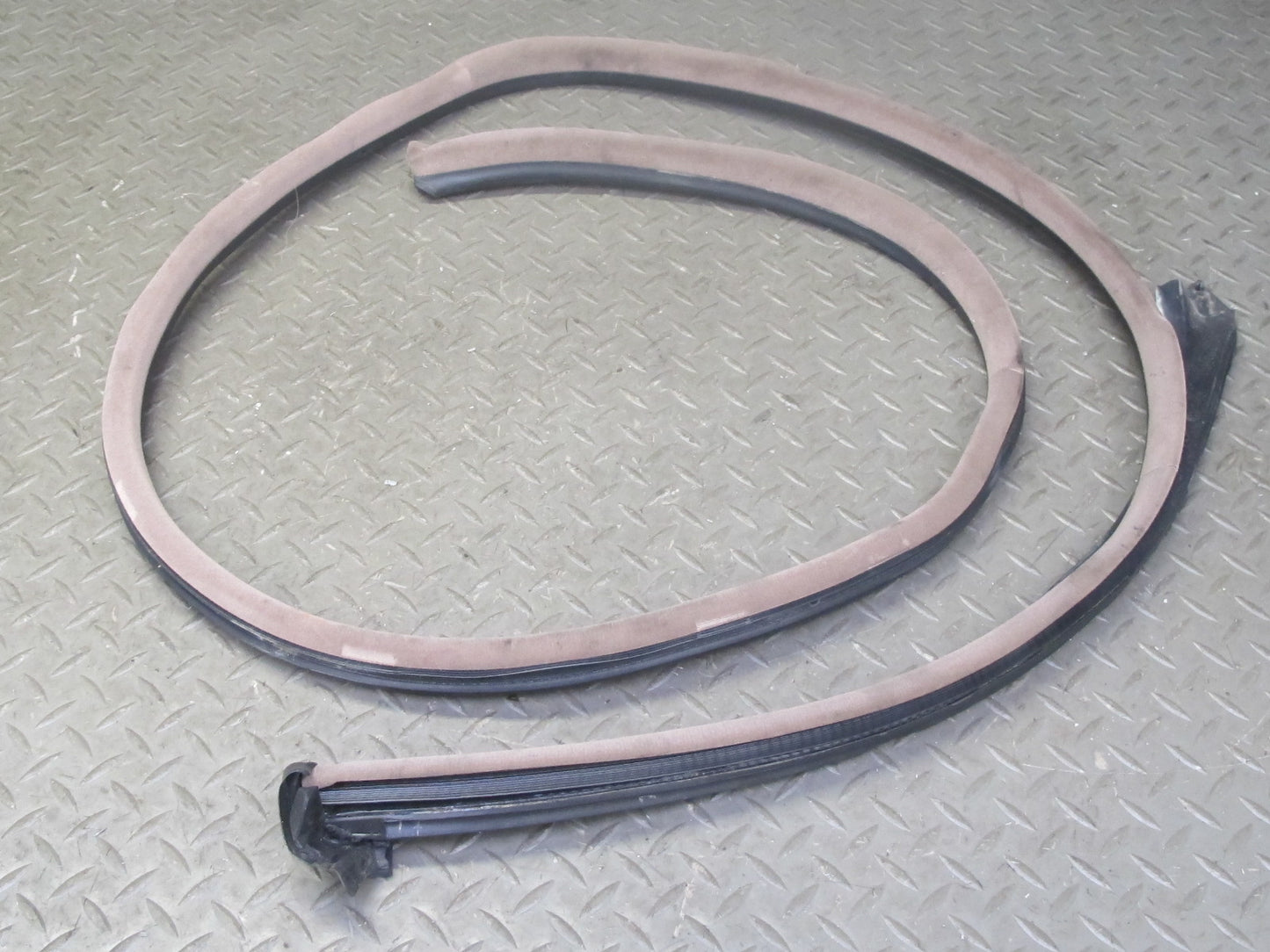 96-99 BMW E36 325iC 328iC Convertible Right Door Weatherstrip Rubber Seal OEM