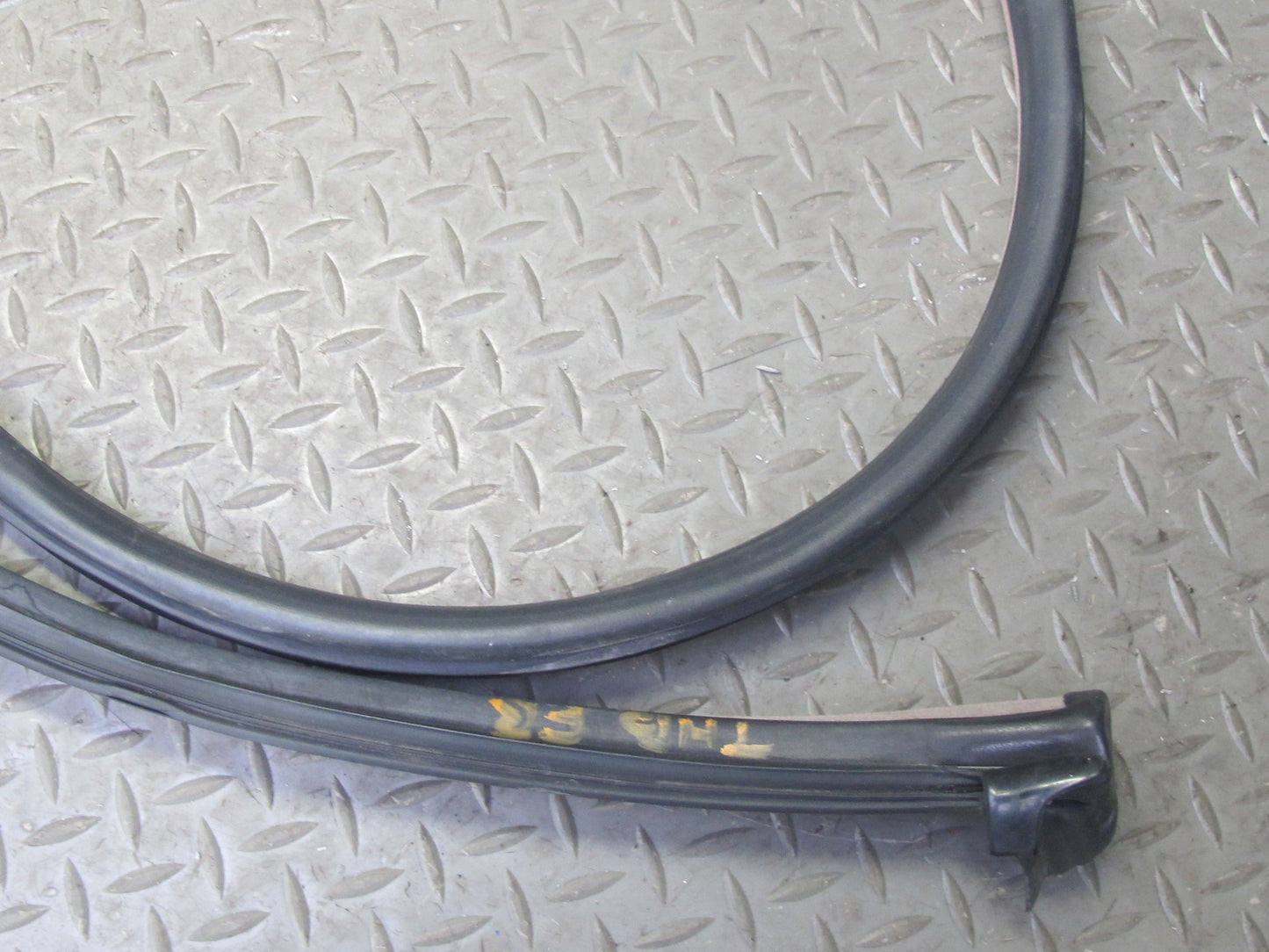 96-99 BMW E36 325iC 328iC Convertible Right Door Weatherstrip Rubber Seal OEM