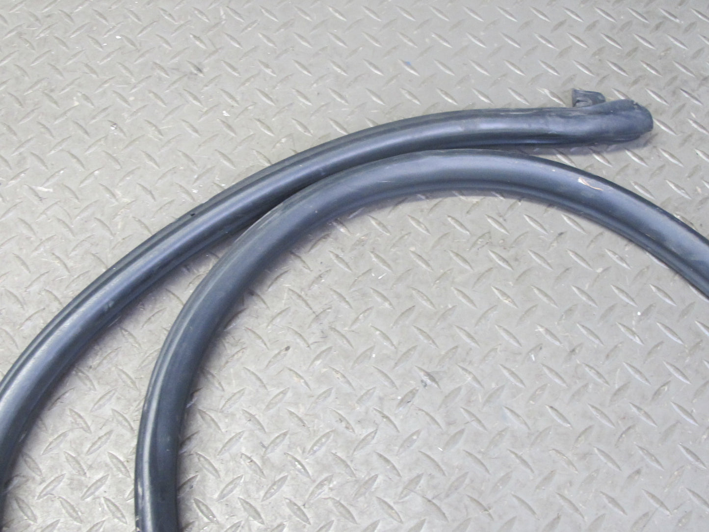 1999-2005 Porsche 911 996 Convertble Right Side Door Weatherstrip Rubber Seal