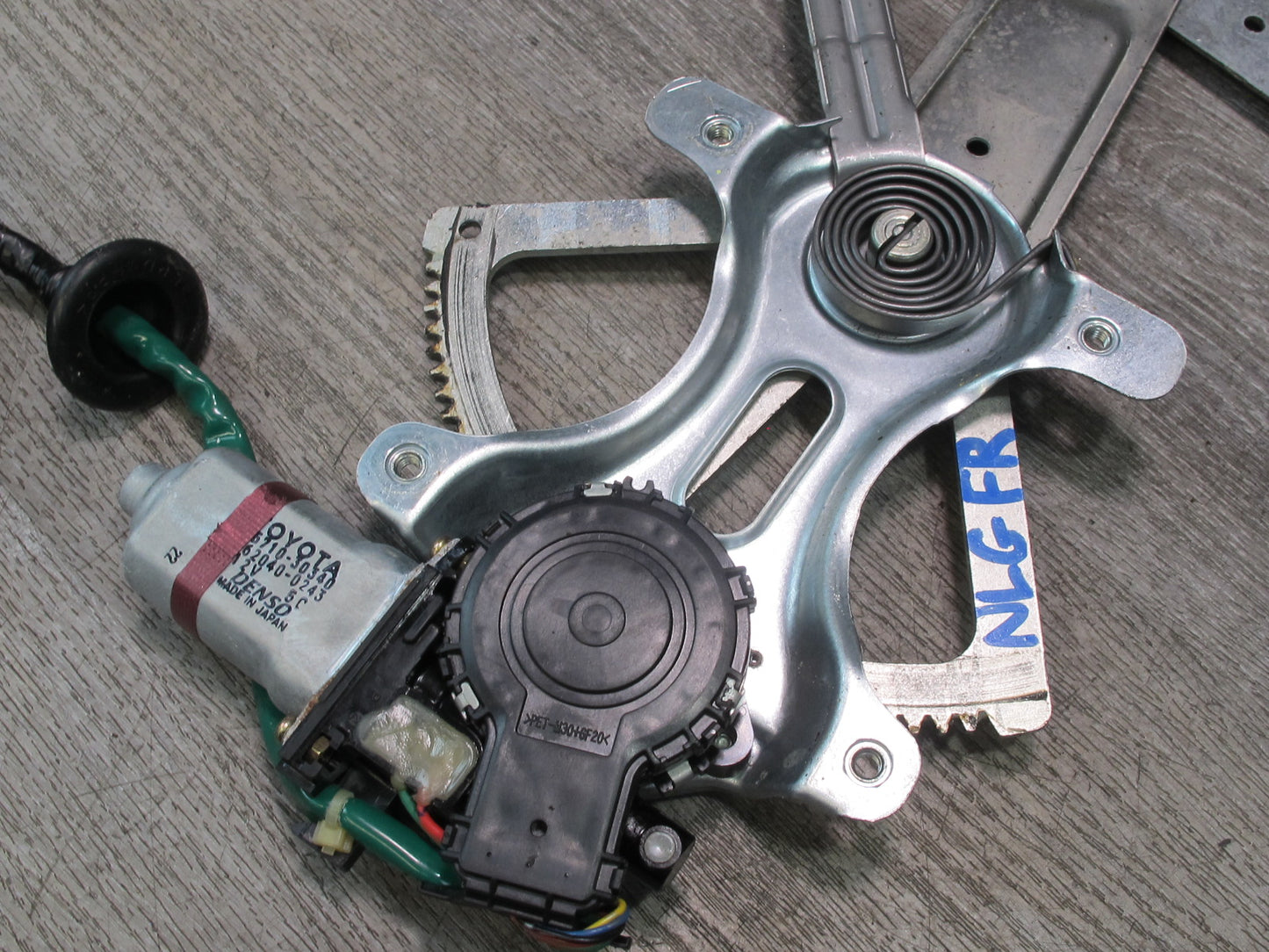 98-05 Lexus GS400 GS430 GS300 Front Right Door Window Regulator w Motor OEM