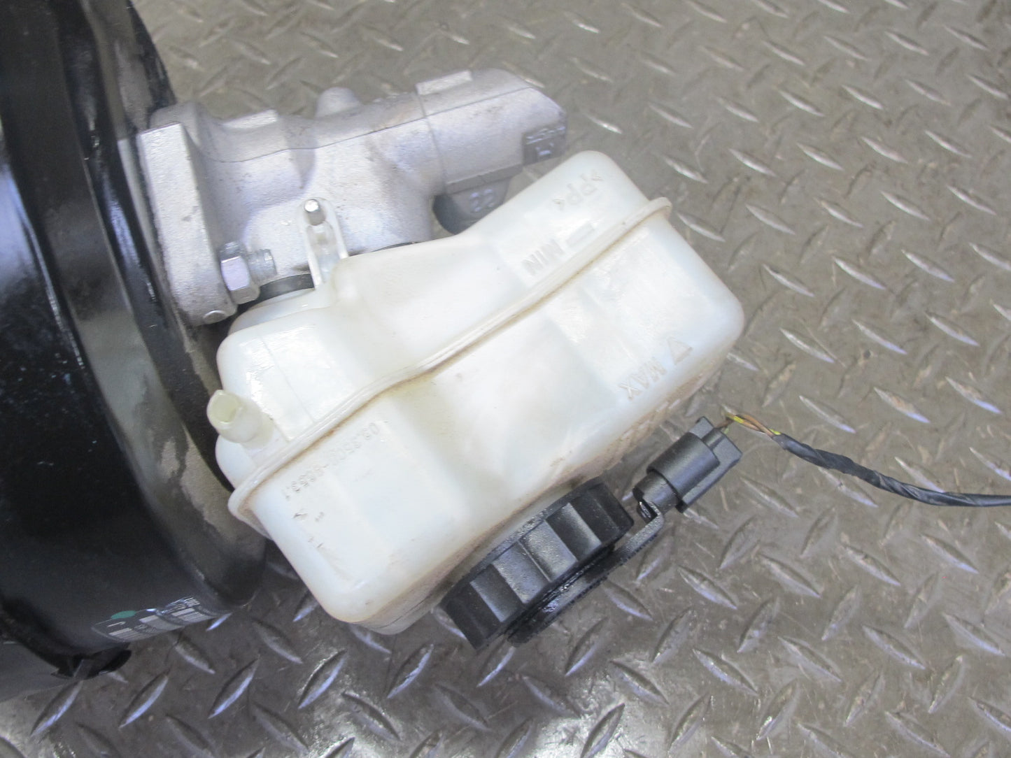 2008-2013 BMW E90 E92 E93 M3 328i 335i Brake Master Cylinder Booster Reservoir