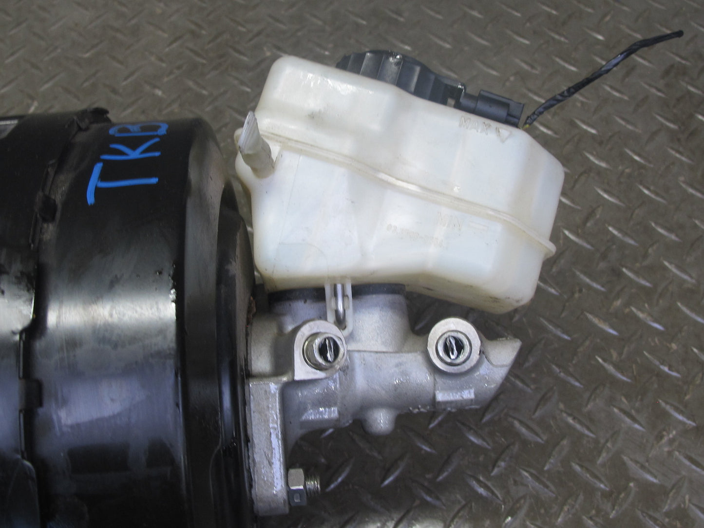 2008-2013 BMW E90 E92 E93 M3 328i 335i Brake Master Cylinder Booster Reservoir