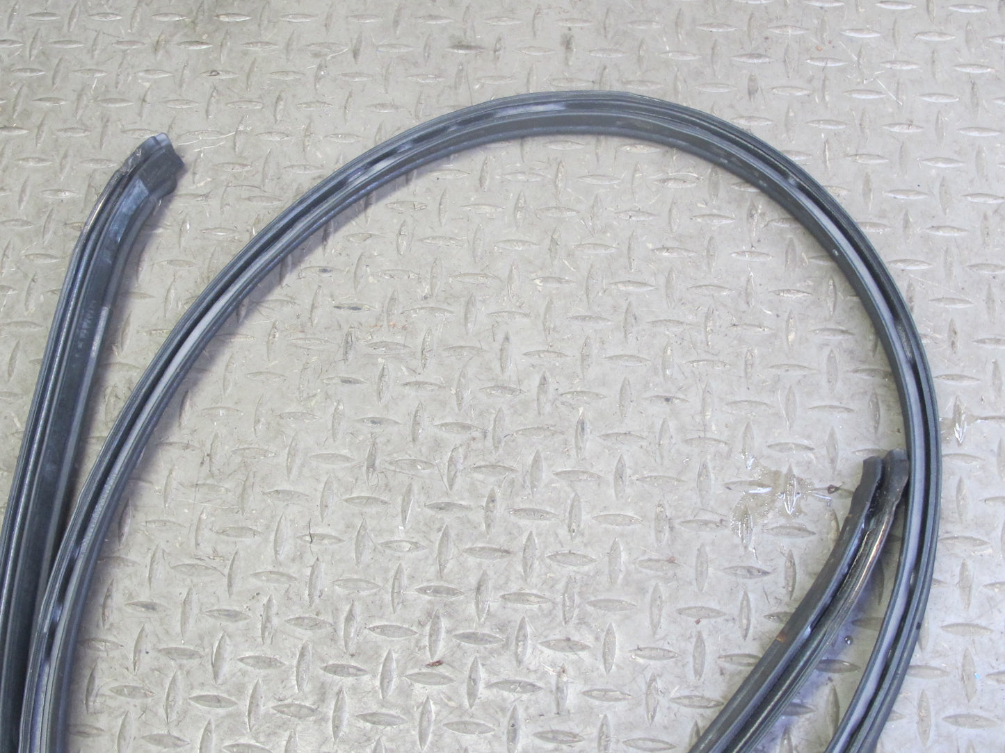 10-19 Nissan Z34 370Z Convert Soft TOP Roof Rear Weatherstrip Rubber Seal OEM