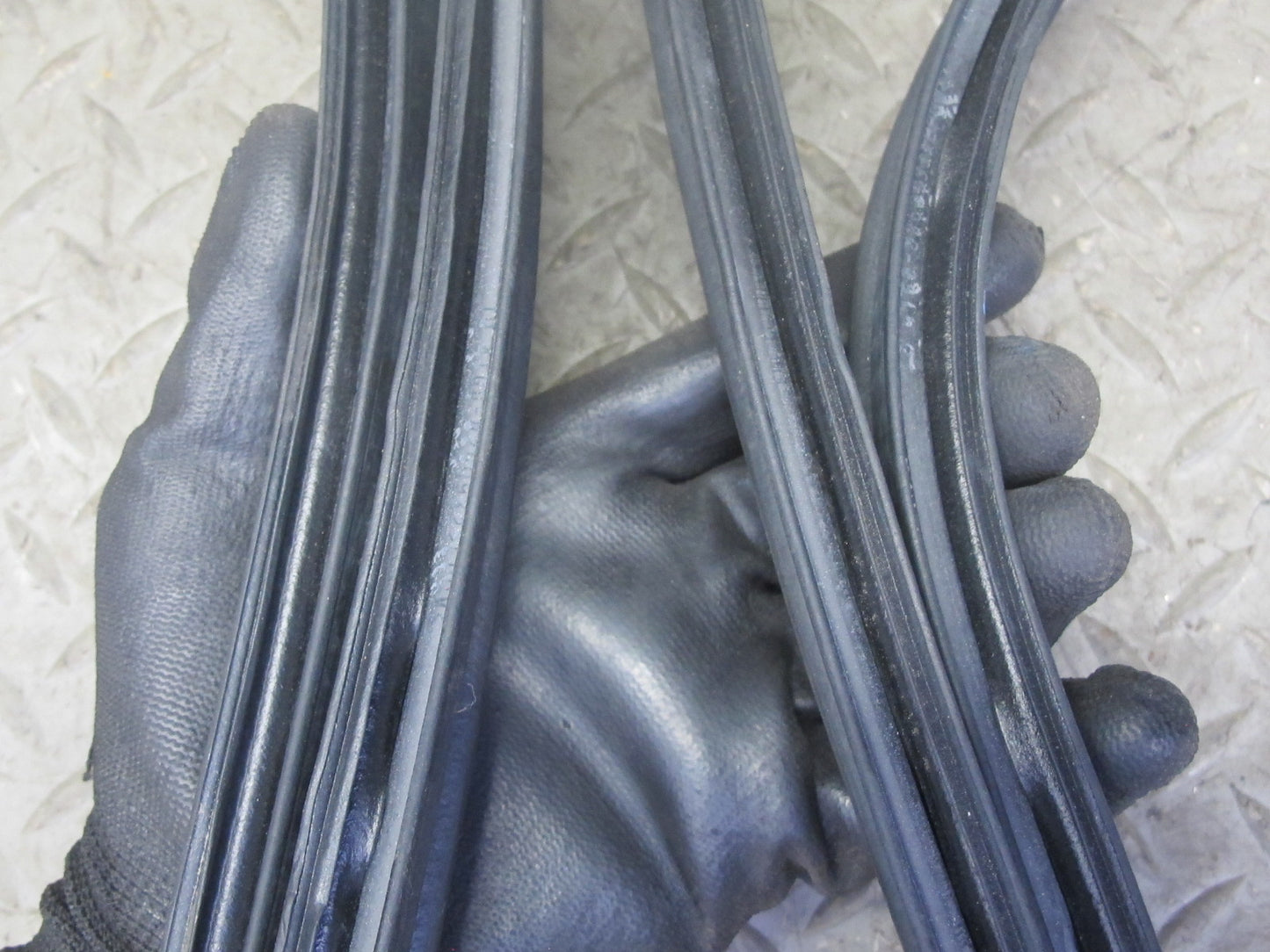 10-19 Nissan Z34 370Z Convert Soft TOP Roof Rear Weatherstrip Rubber Seal OEM