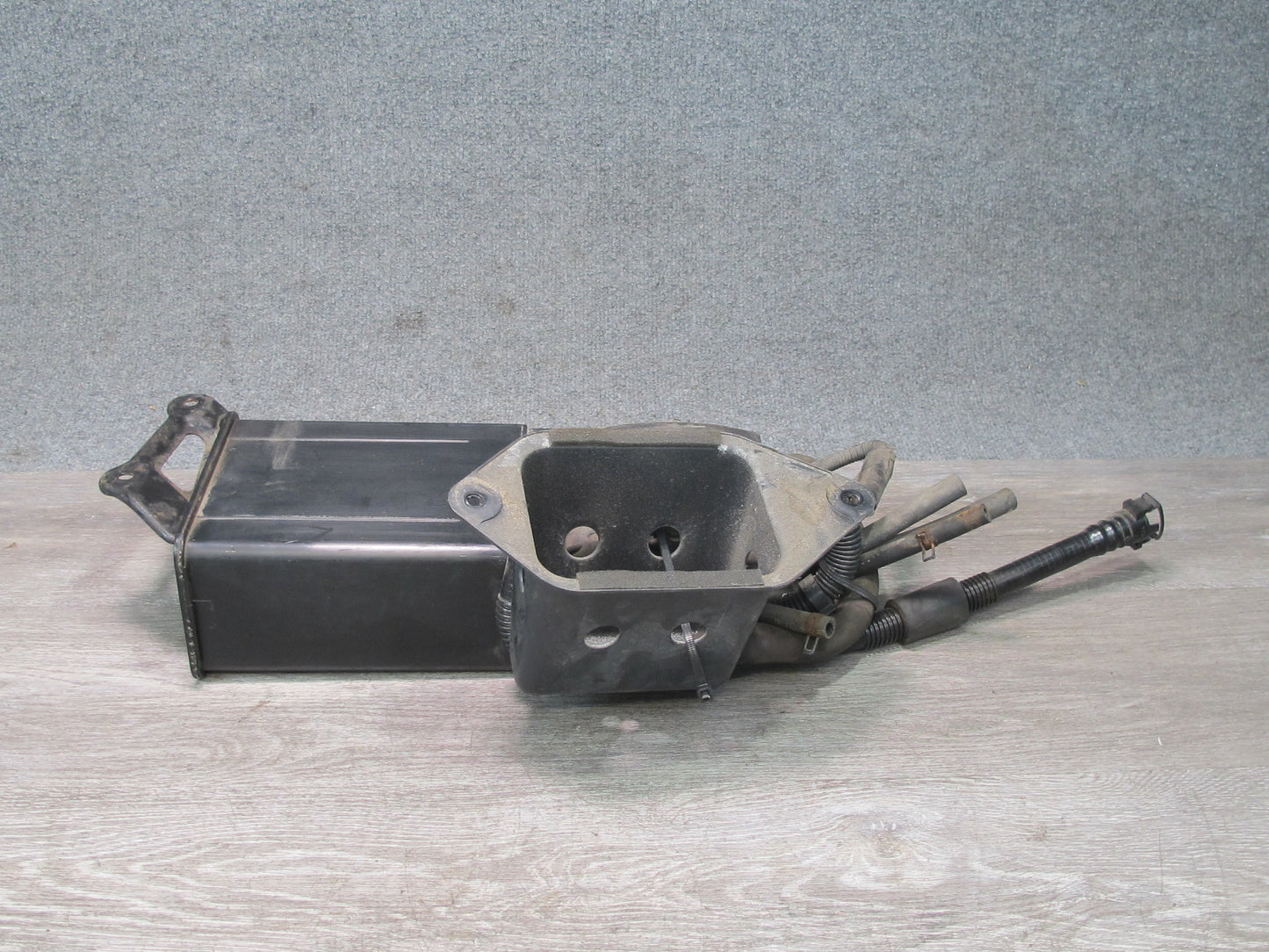 01-05 Lexus JZS160 GS300 Fuel Evap Vapor Charcoal Canister OEM