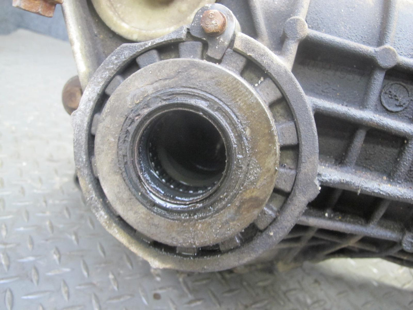 2003-2007 Hummer H2 4WD 4x4 Front Differential Carrier 4.10 Ratio