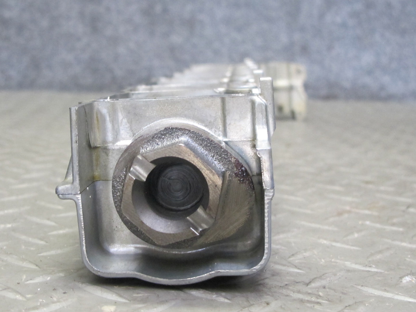 06-08 BMW E85 Z4 3.0L N52 Exhaust Camshaft w Bearing Shelf Tray 68K Miles OEM