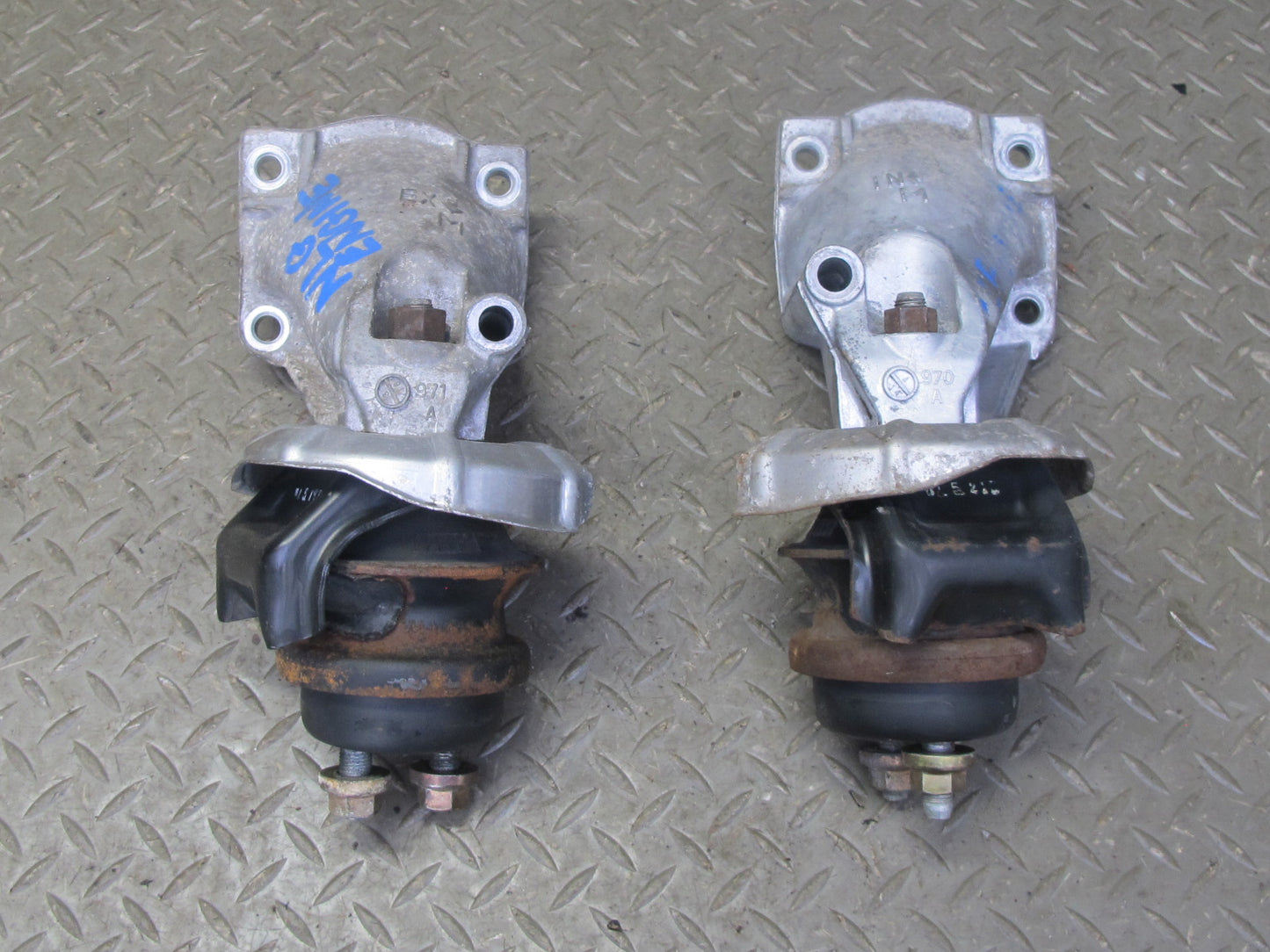 98-05 Lexus JZS160L GS300 2JZGE Set of 2 Left & Right Engine Motor Mount OEM