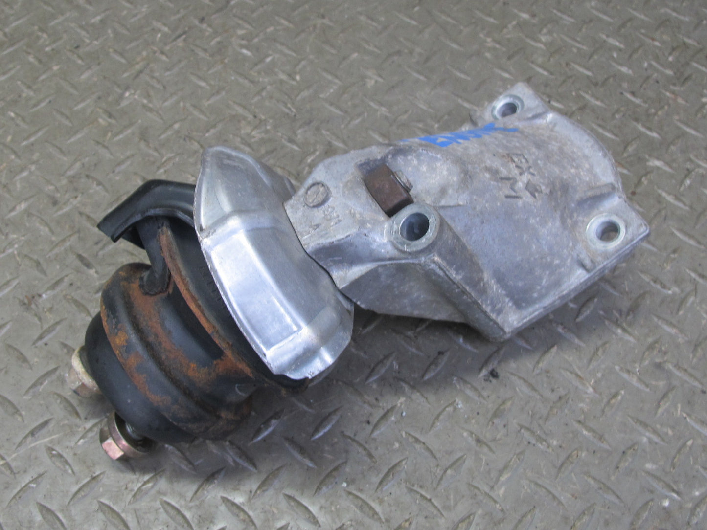 98-05 Lexus JZS160L GS300 2JZGE Set of 2 Left & Right Engine Motor Mount OEM