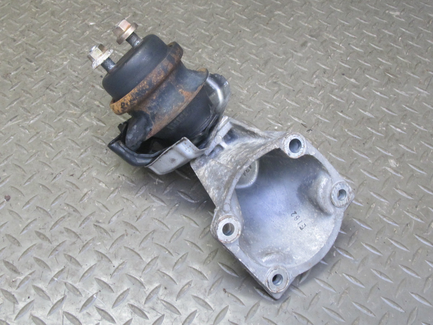 98-05 Lexus JZS160L GS300 2JZGE Set of 2 Left & Right Engine Motor Mount OEM