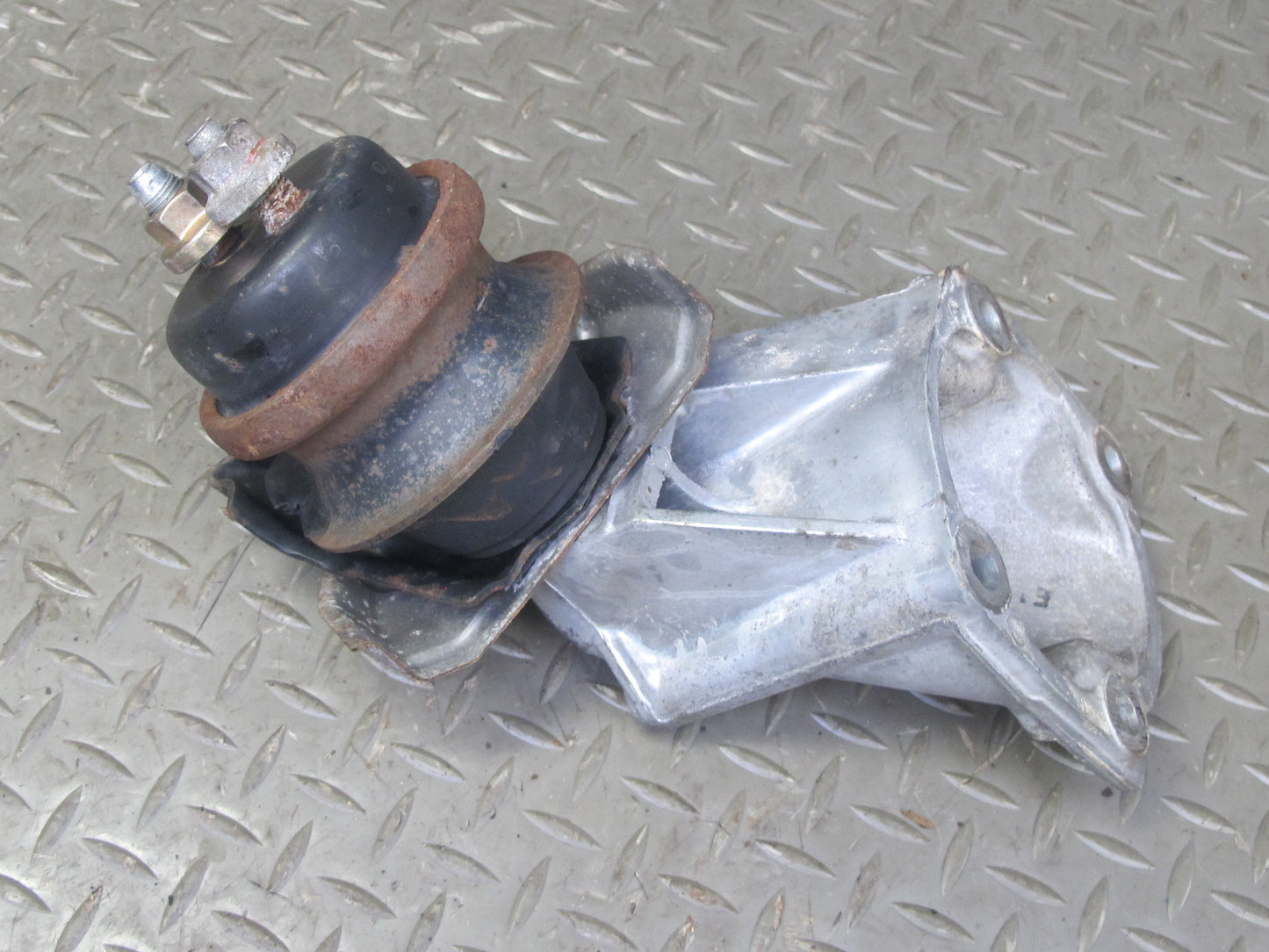 98-05 Lexus JZS160L GS300 2JZGE Set of 2 Left & Right Engine Motor Mount OEM
