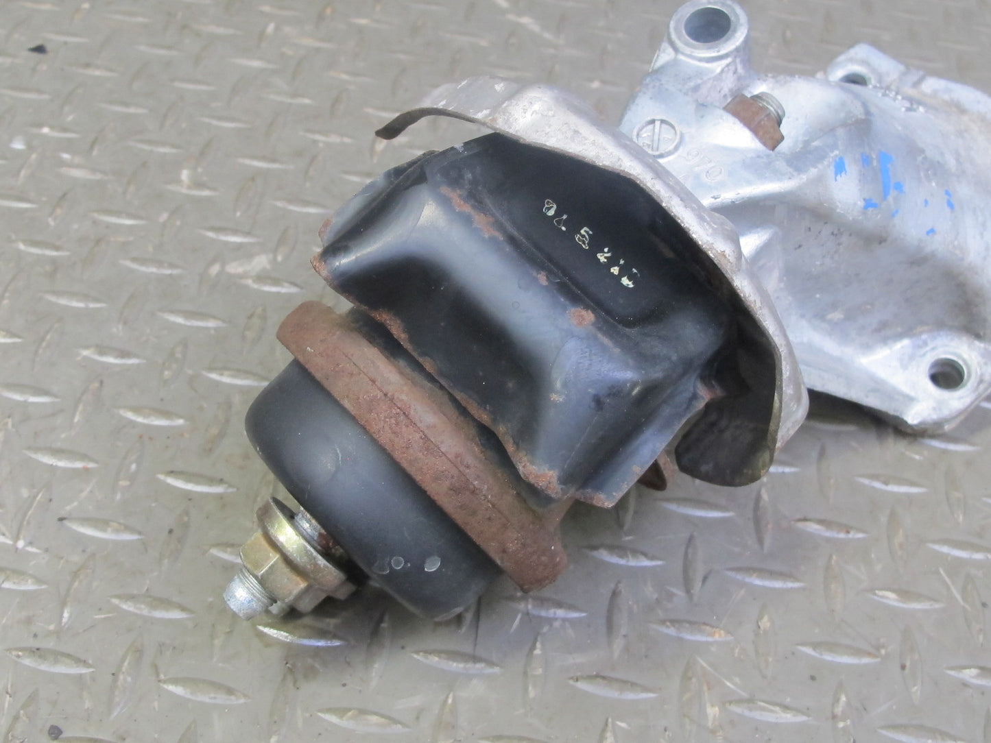 98-05 Lexus JZS160L GS300 2JZGE Set of 2 Left & Right Engine Motor Mount OEM