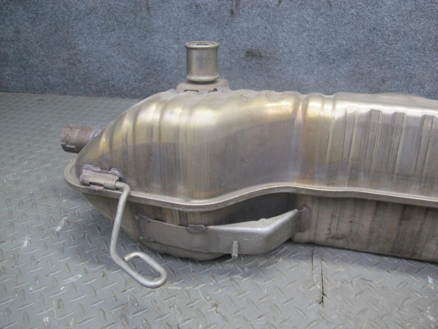 2000-2002 Porsche Boxster 986 2.7L MT Engine Rear Exhaust Muffler Assembly