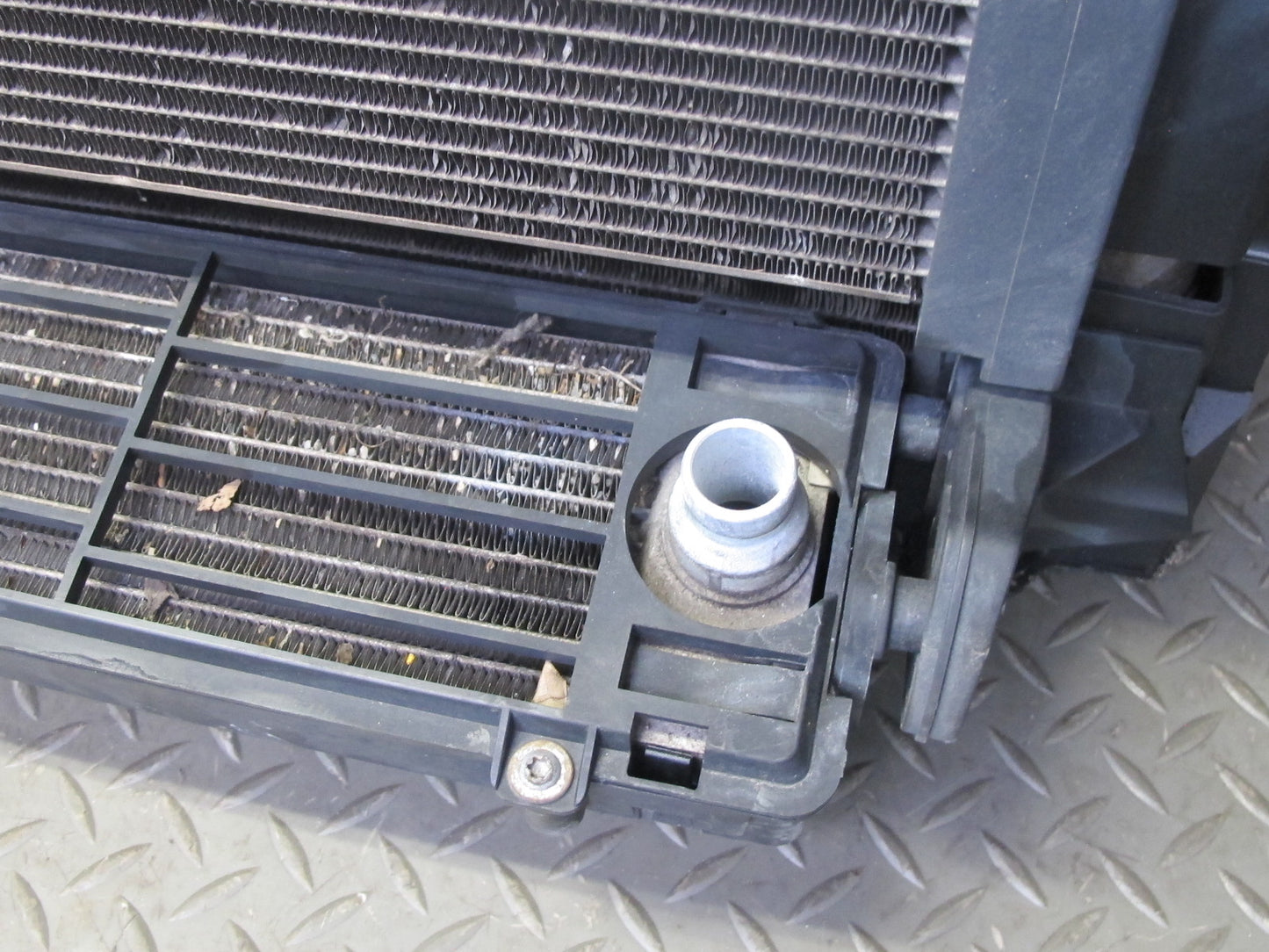 2010-2014 BMW E70 E71 X5M X6M S63 Engine Radiator Condenser Cooling Fan Shroud