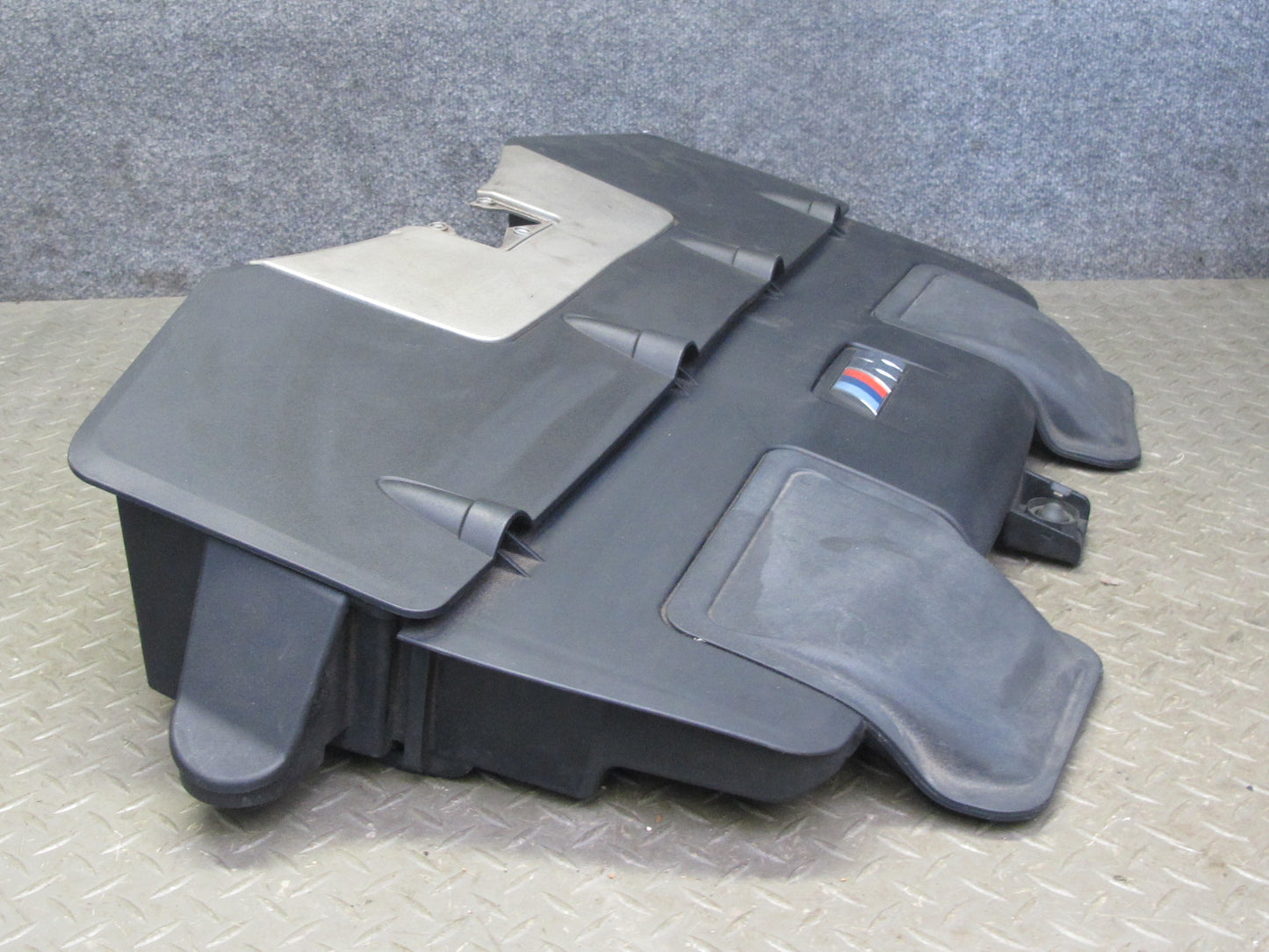 2010-2014 BMW E71 X6M Engine Trim Panel Air Cleaner Intake Filter Box 70359668