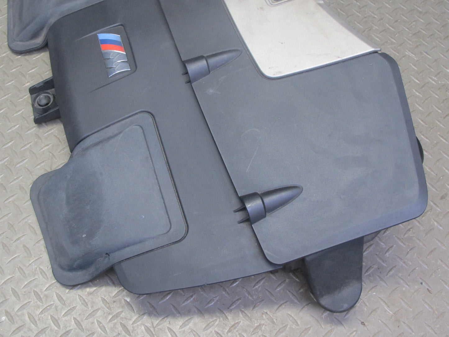 2010-2014 BMW E71 X6M Engine Trim Panel Air Cleaner Intake Filter Box 70359668