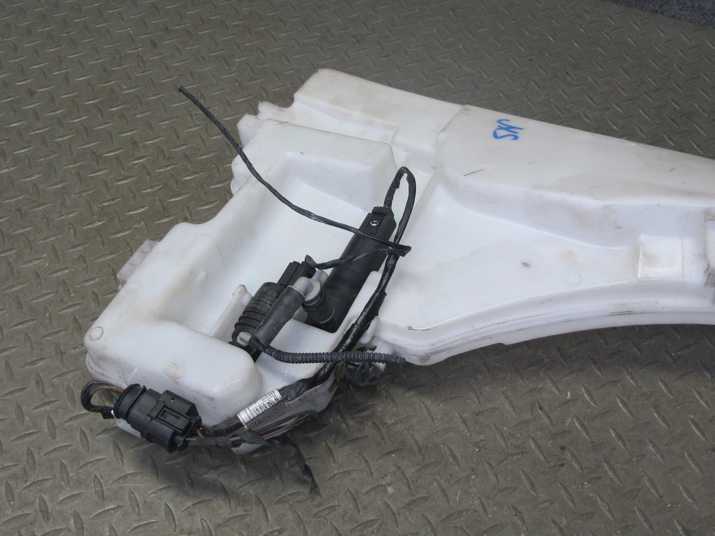 2008-2014 BMW E71 E72 X6 X6M Windshield Washer Fluid Reservoir Tank w Motor