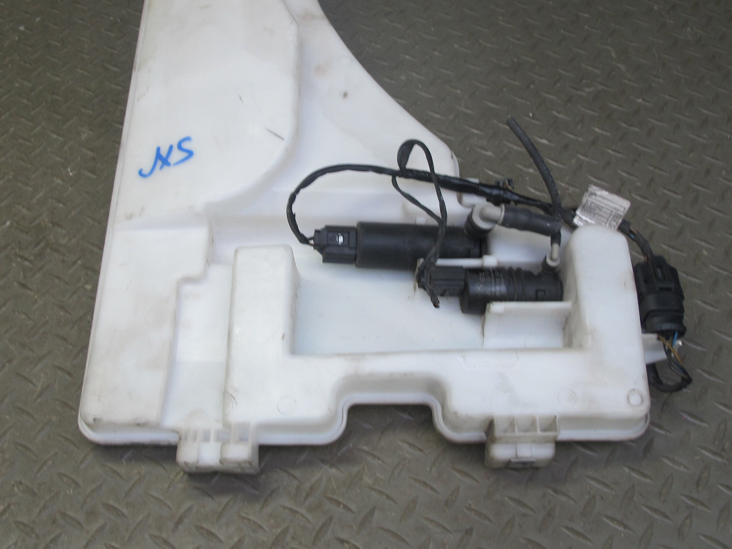 2008-2014 BMW E71 E72 X6 X6M Windshield Washer Fluid Reservoir Tank w Motor