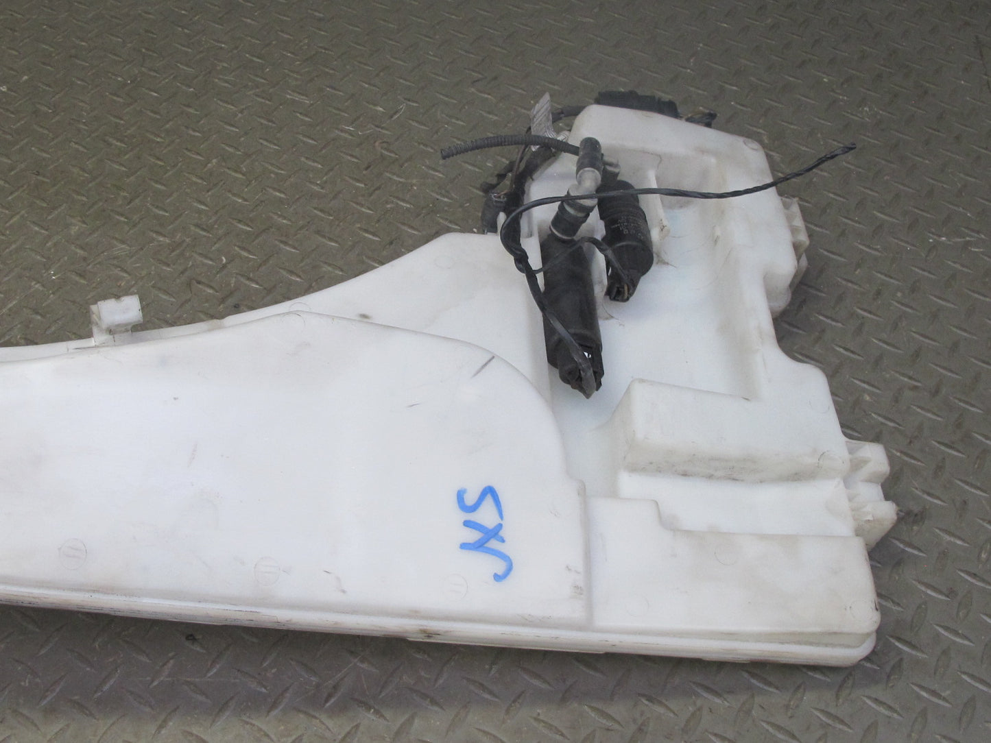 2008-2014 BMW E71 E72 X6 X6M Windshield Washer Fluid Reservoir Tank w Motor