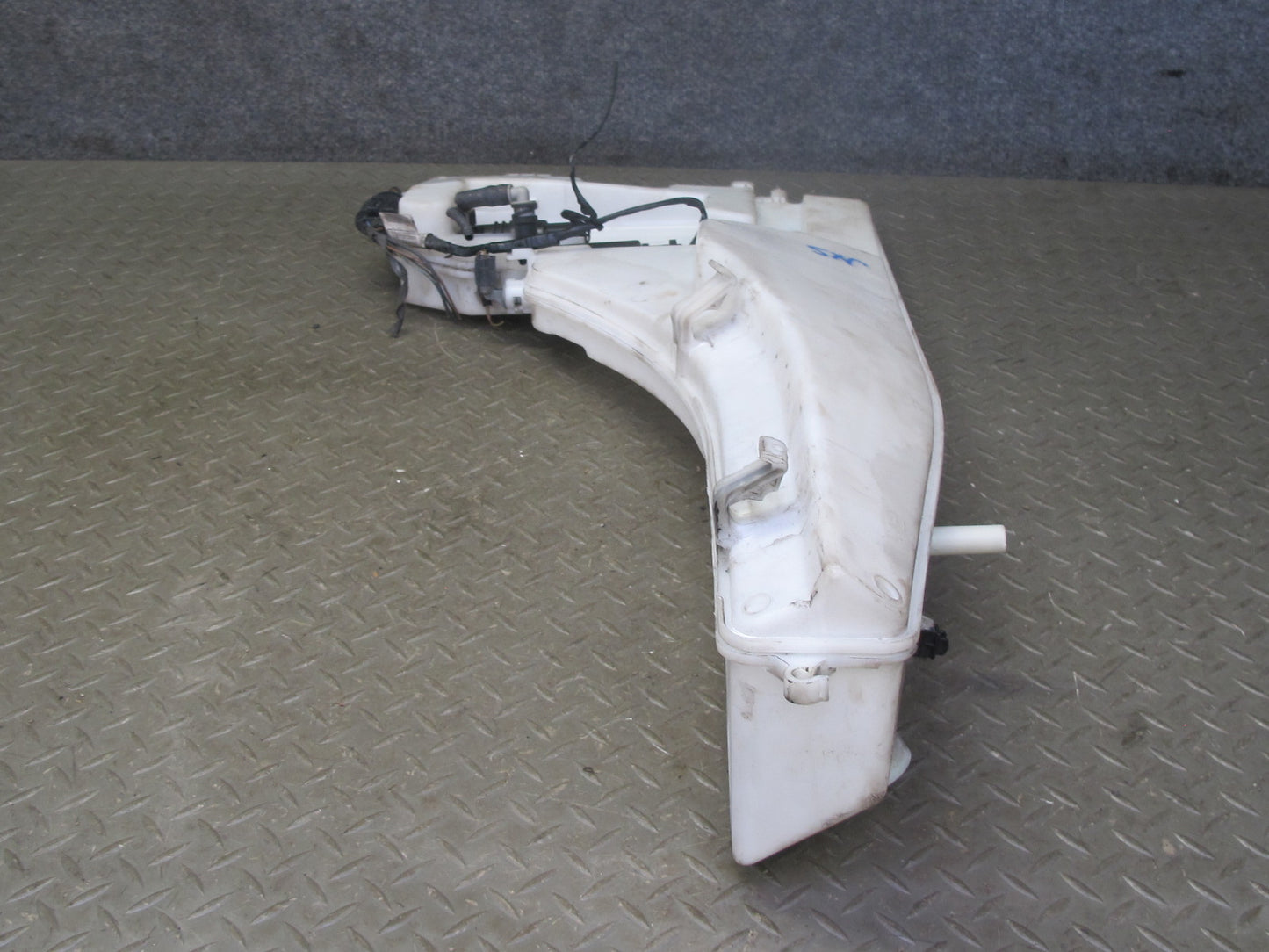 2008-2014 BMW E71 E72 X6 X6M Windshield Washer Fluid Reservoir Tank w Motor