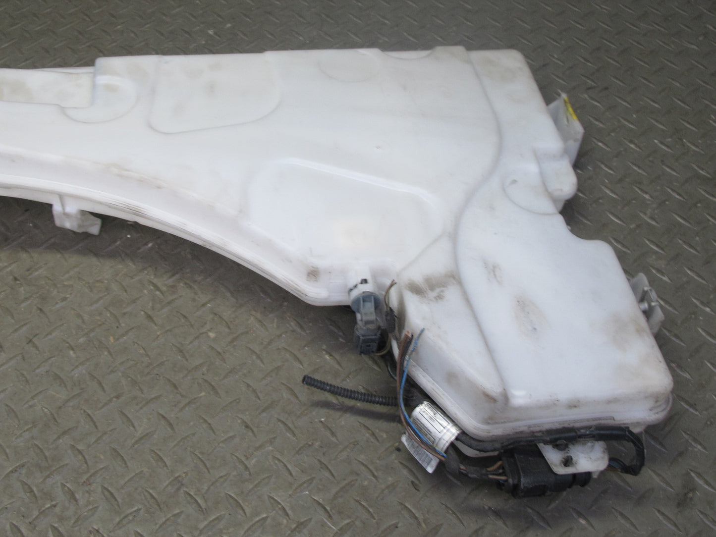 2008-2014 BMW E71 E72 X6 X6M Windshield Washer Fluid Reservoir Tank w Motor