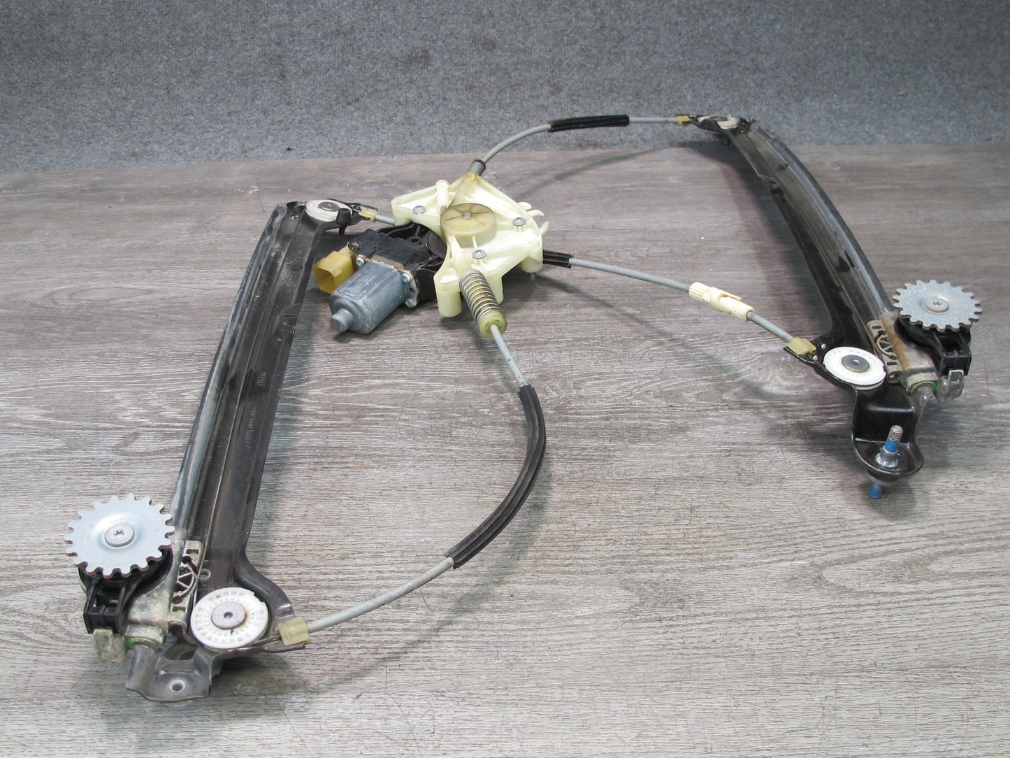2017-2020 Maserati Levante M161 Front Left Side Door Window Regulator W/ Motor
