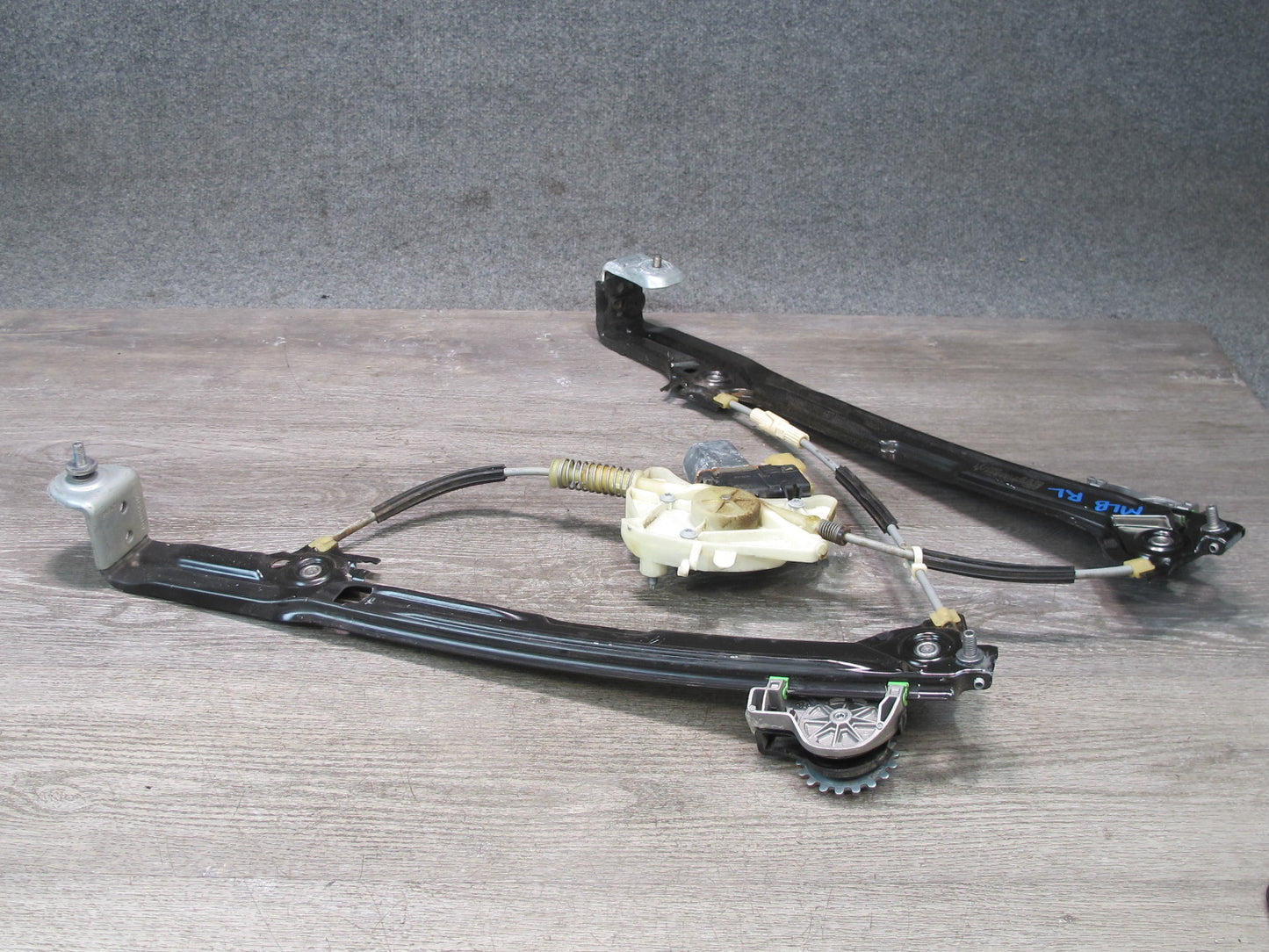 2017-2020 Maserati Levante M161 Rear Left Side Door Window Regulator W/ Motor