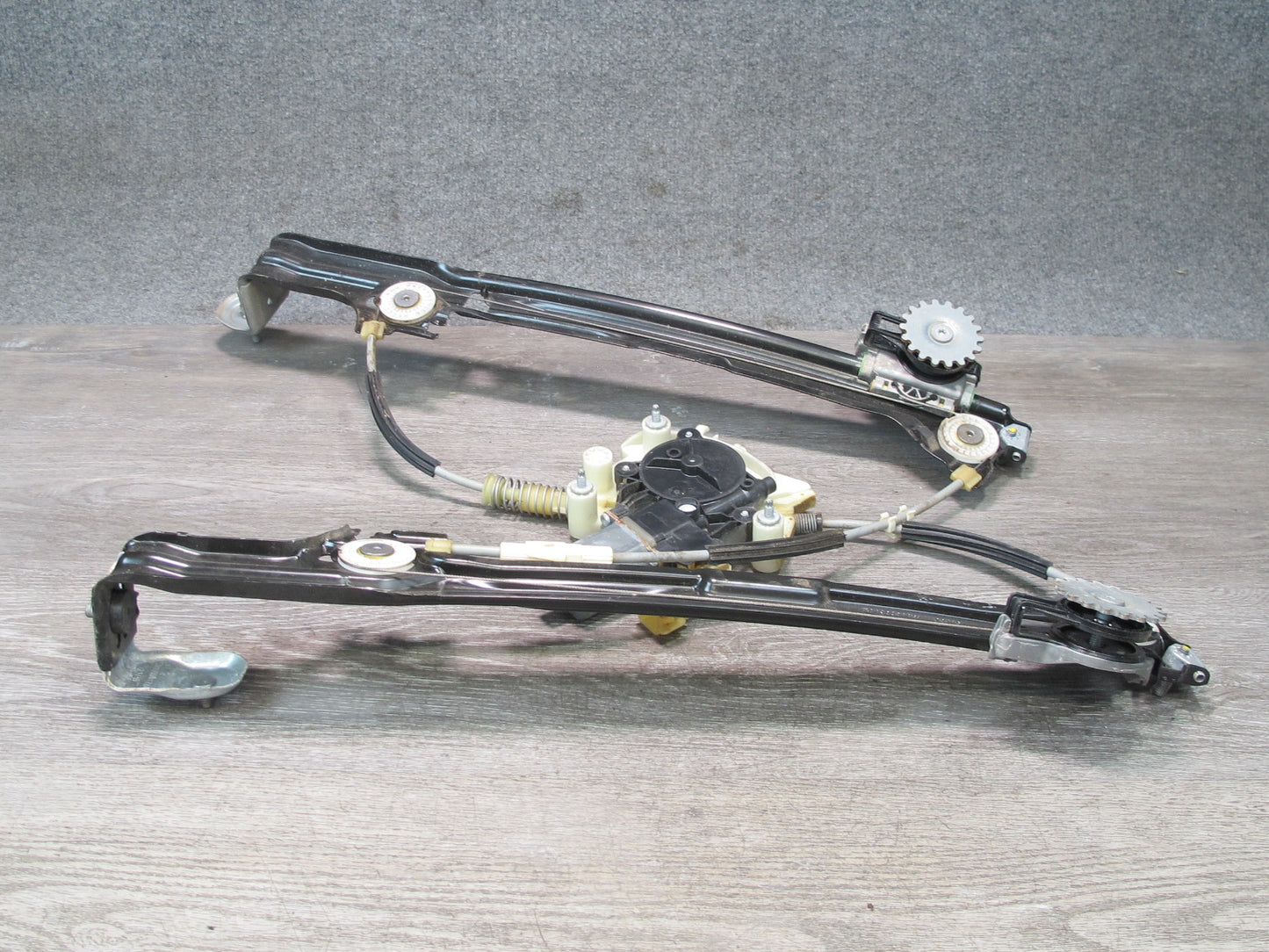 2017-2020 Maserati Levante M161 Rear Left Side Door Window Regulator W/ Motor