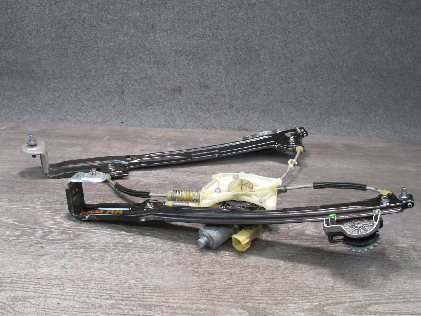 2017-2020 Maserati Levante M161 Rear Right Side Door Window Regulator W/ Motor