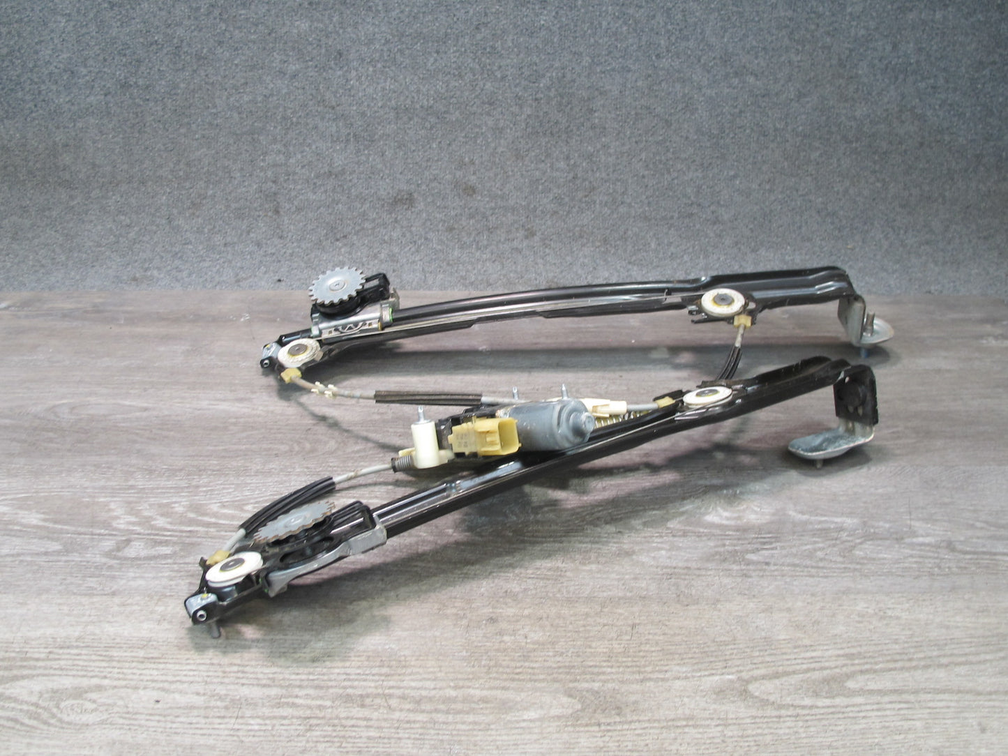 2017-2020 Maserati Levante M161 Rear Right Side Door Window Regulator W/ Motor