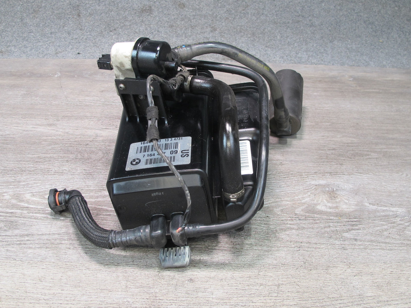 2008-2014 BMW E71 X6 Fuel Evap Vapor Charcoal Canister 7164407