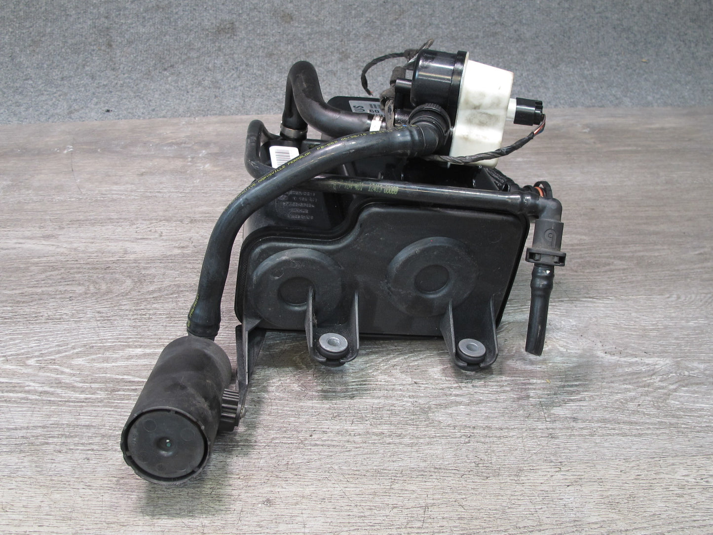 2008-2014 BMW E71 X6 Fuel Evap Vapor Charcoal Canister 7164407