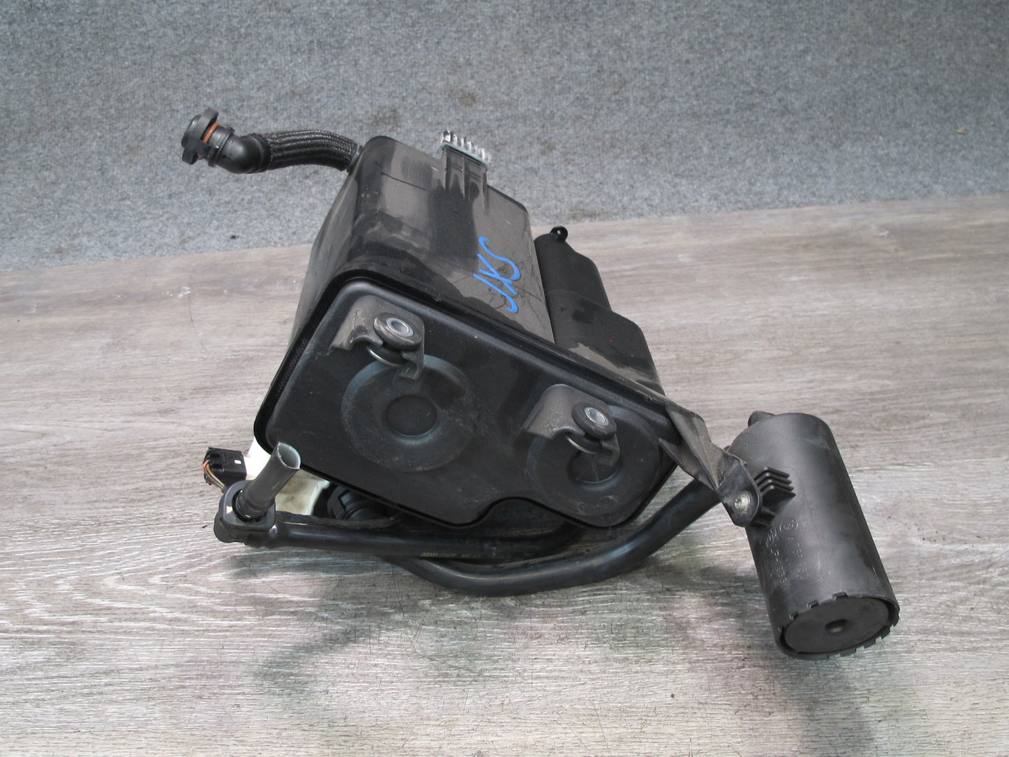 2008-2014 BMW E71 X6 Fuel Evap Vapor Charcoal Canister 7164407