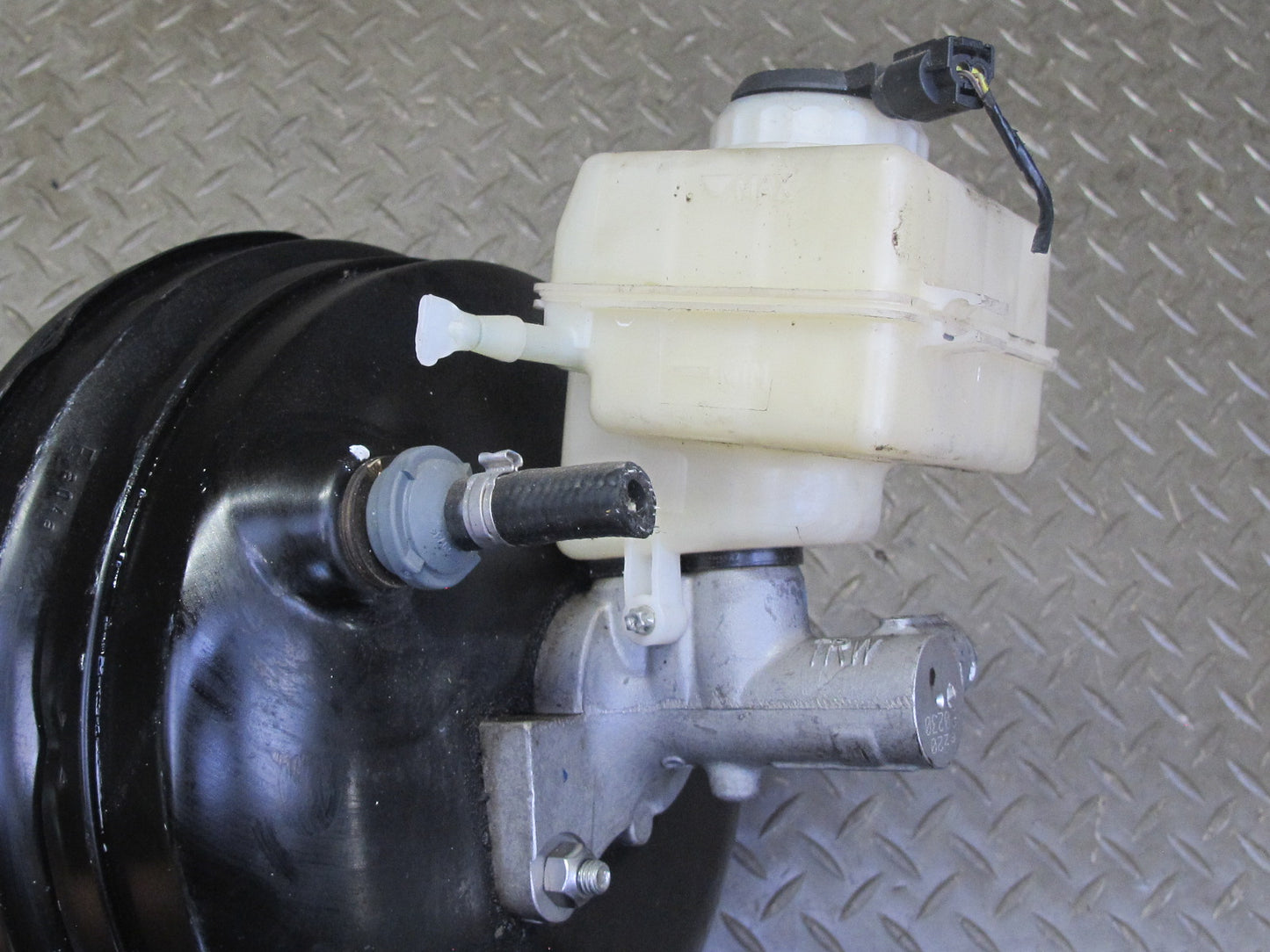 2008-2014 BMW E71 E72 X6 X6M Brake Master Cylinder Booster Fluid Reservoir
