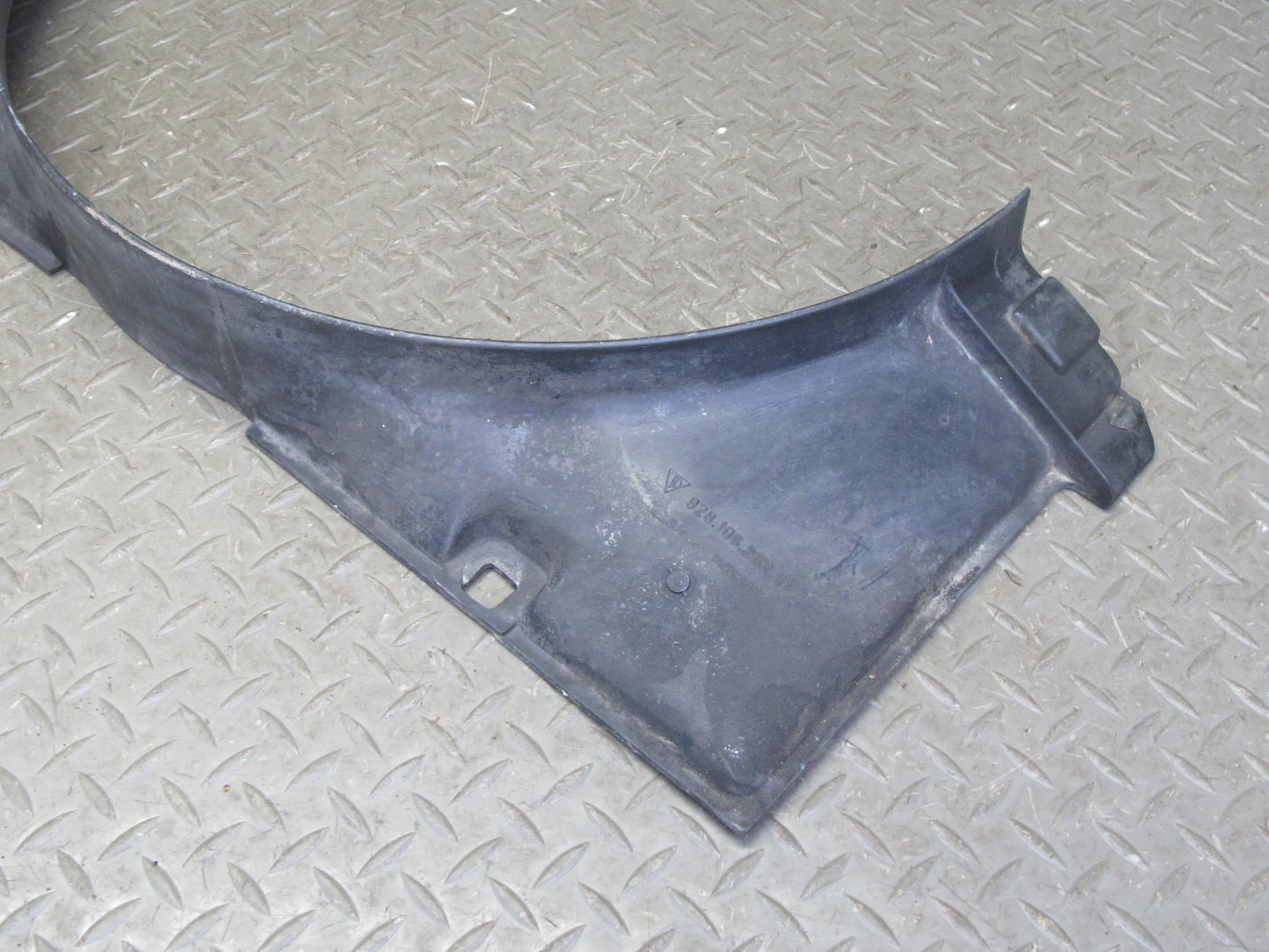1984-1986 Porsche 928 S Engine Motor Radiator Cooling Fan Shroud