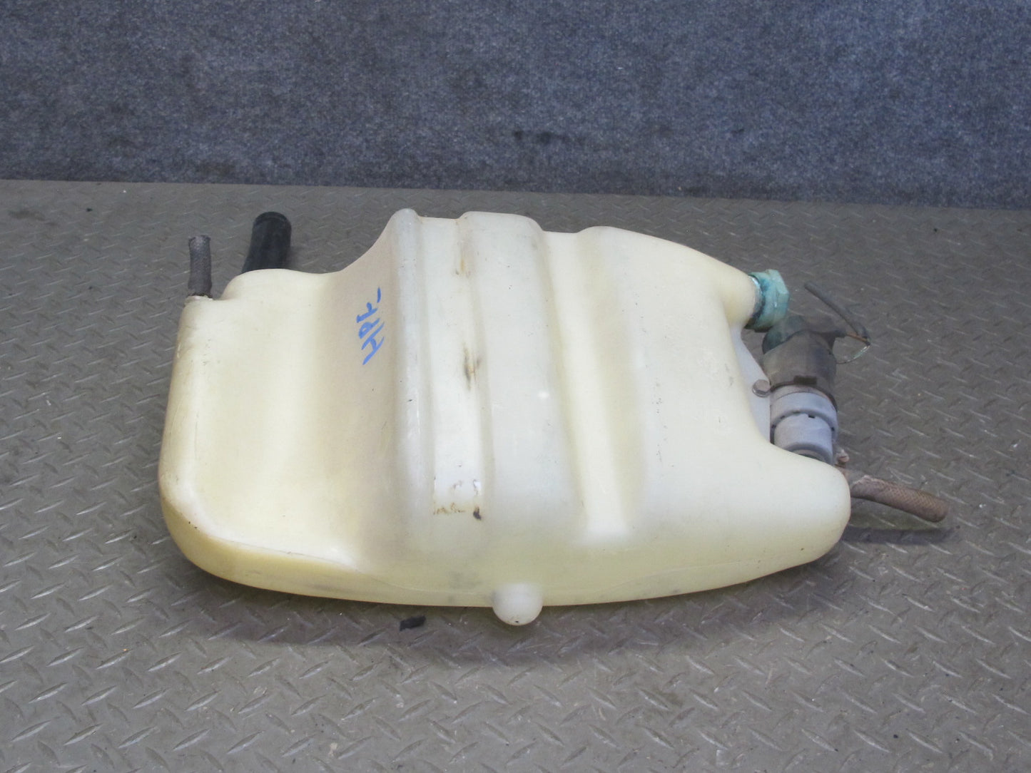 1984-1986 Porsche 928 S Windshield Washer Fluid Reservoir Tank w Pump