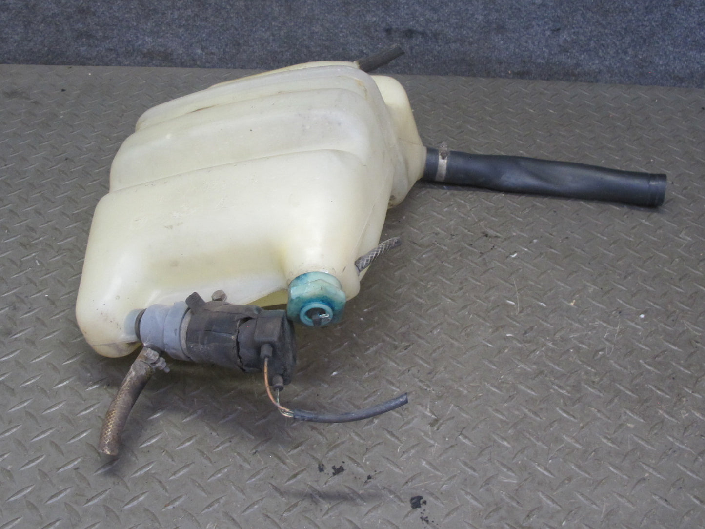 1984-1986 Porsche 928 S Windshield Washer Fluid Reservoir Tank w Pump