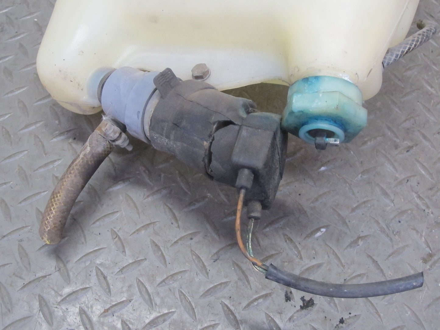 1984-1986 Porsche 928 S Windshield Washer Fluid Reservoir Tank w Pump