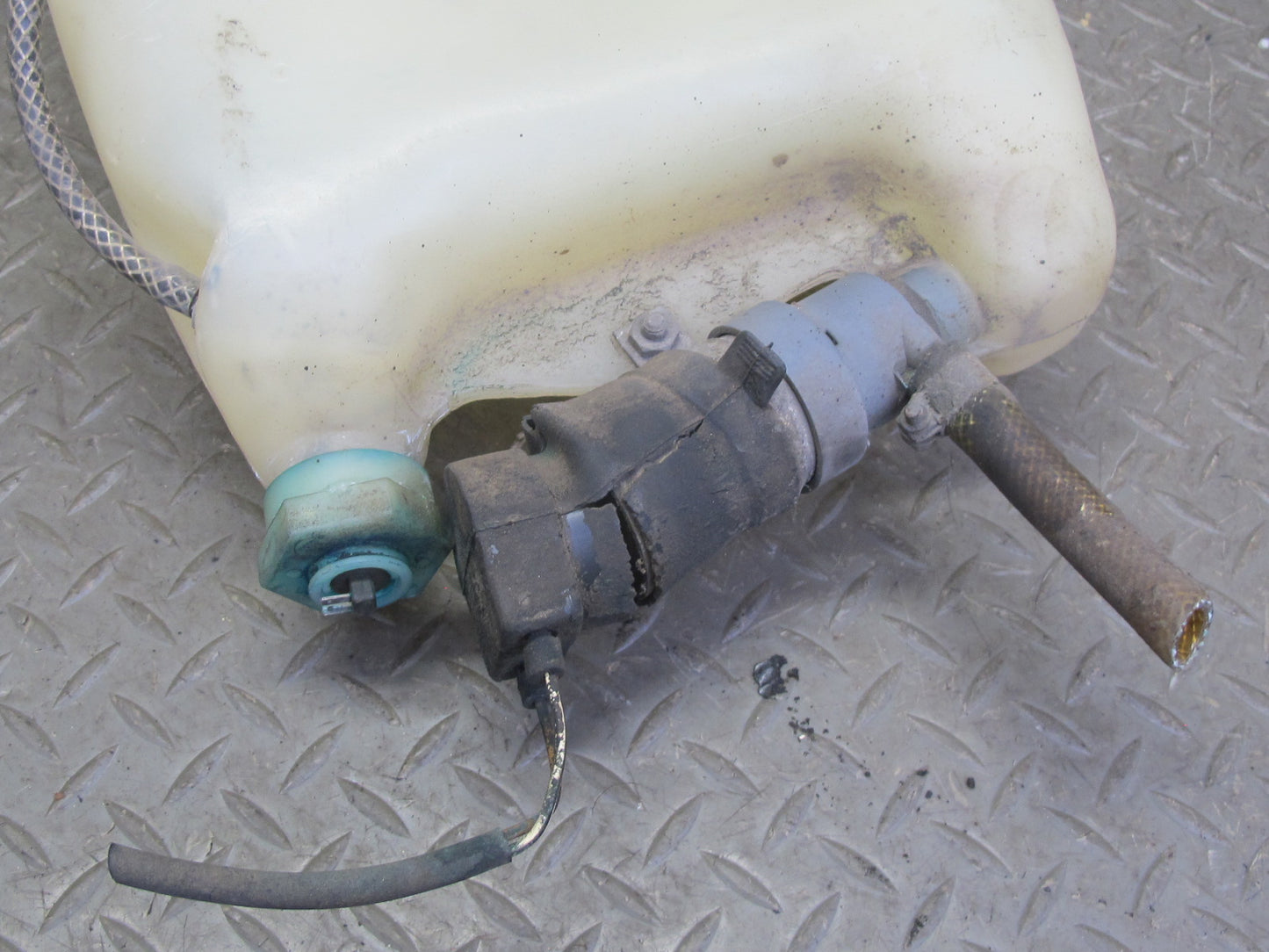 1984-1986 Porsche 928 S Windshield Washer Fluid Reservoir Tank w Pump