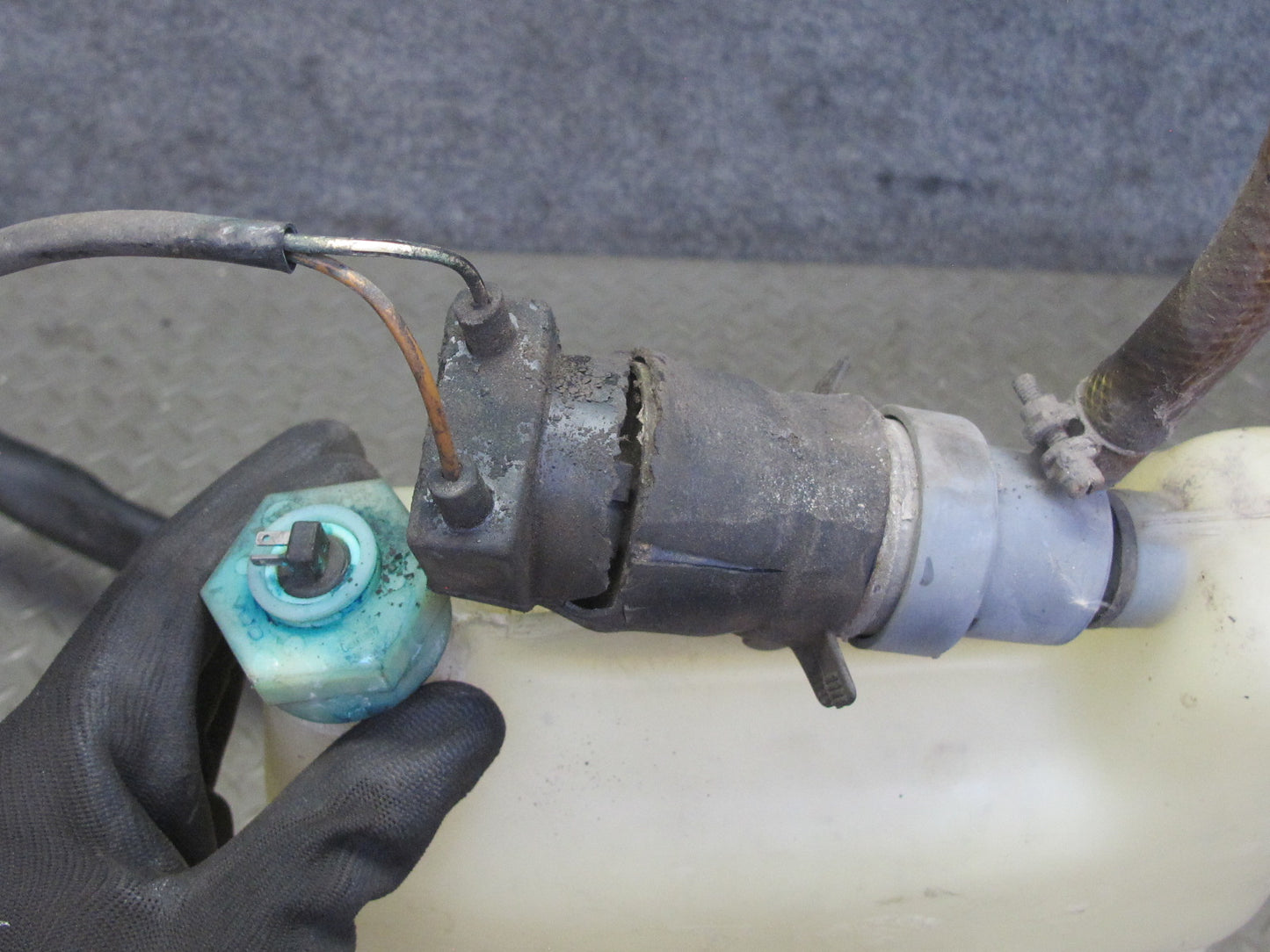 1984-1986 Porsche 928 S Windshield Washer Fluid Reservoir Tank w Pump