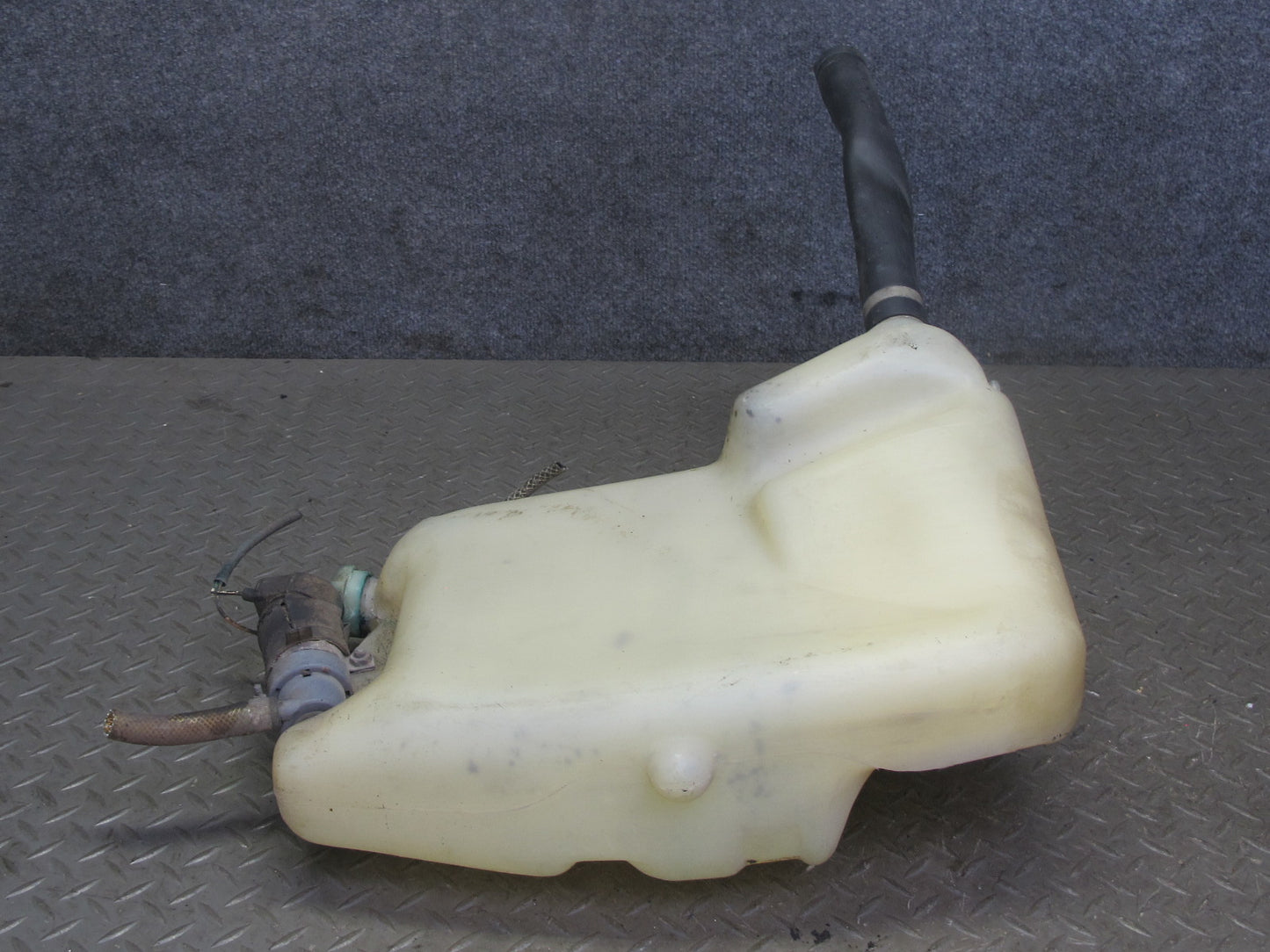 1984-1986 Porsche 928 S Windshield Washer Fluid Reservoir Tank w Pump