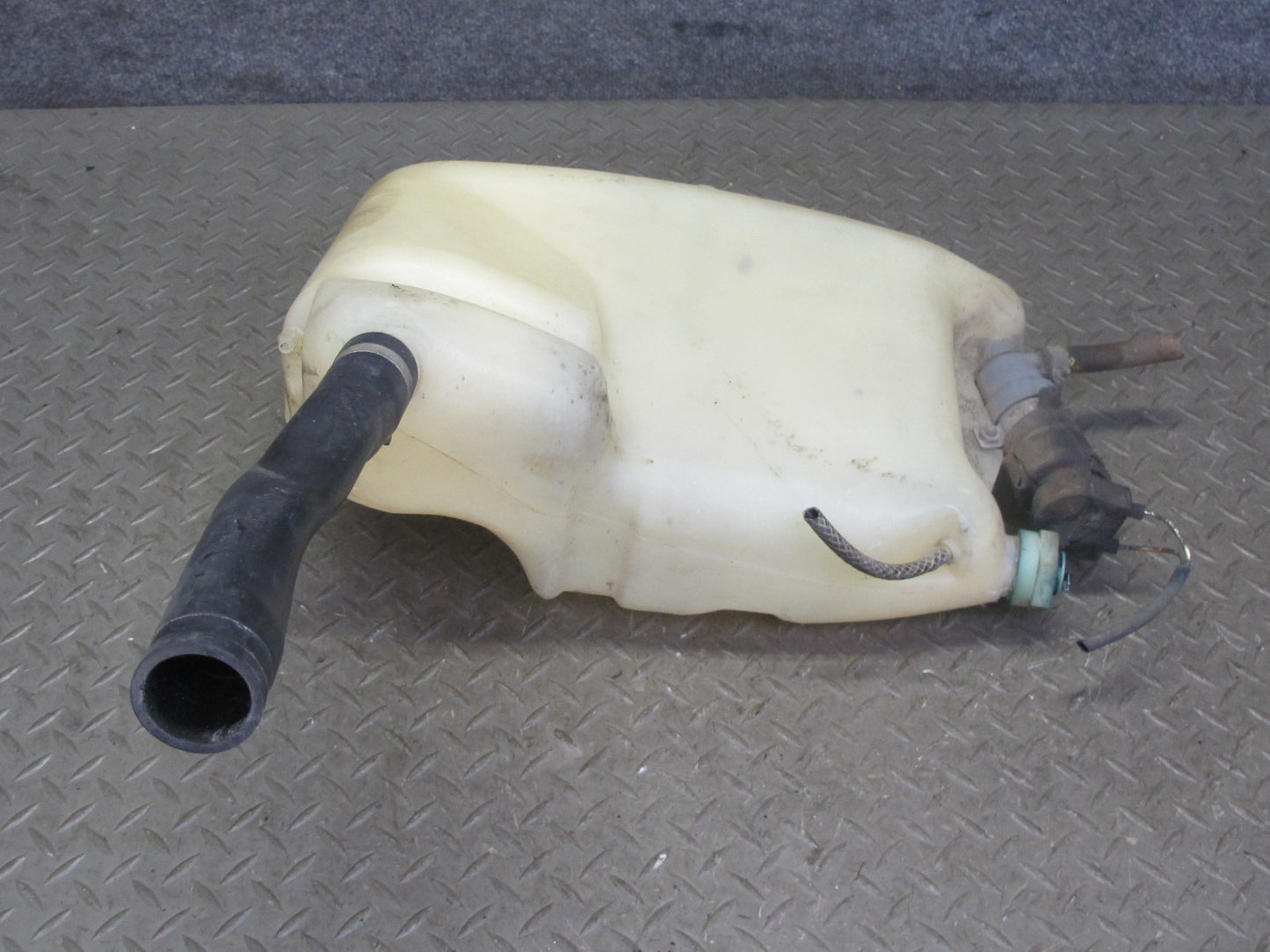 1984-1986 Porsche 928 S Windshield Washer Fluid Reservoir Tank w Pump