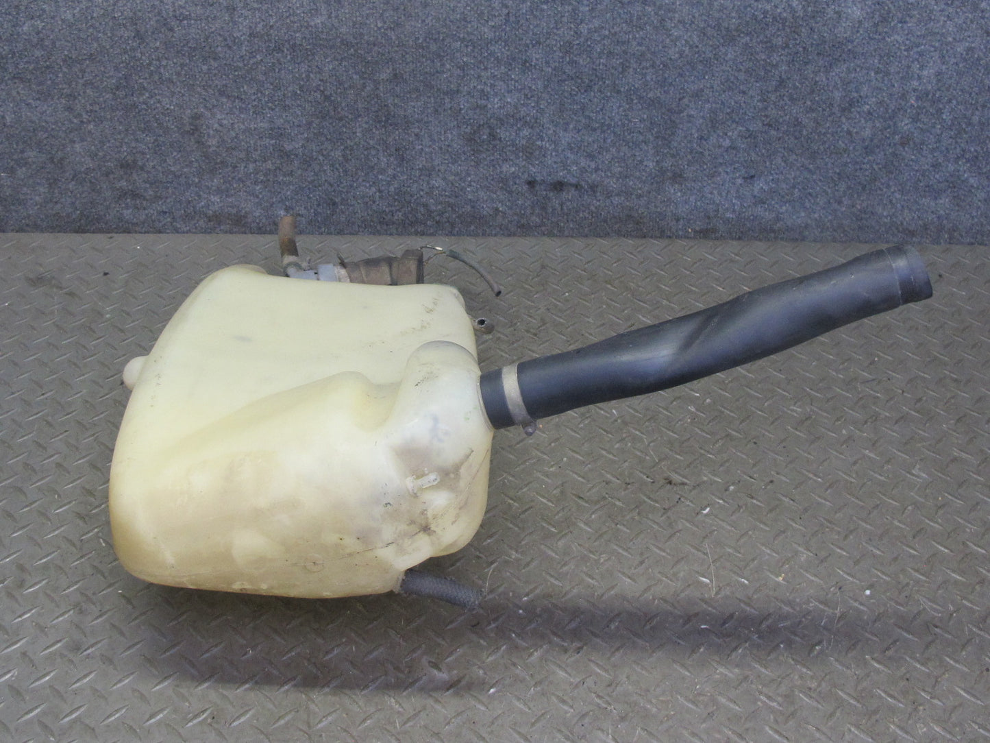 1984-1986 Porsche 928 S Windshield Washer Fluid Reservoir Tank w Pump