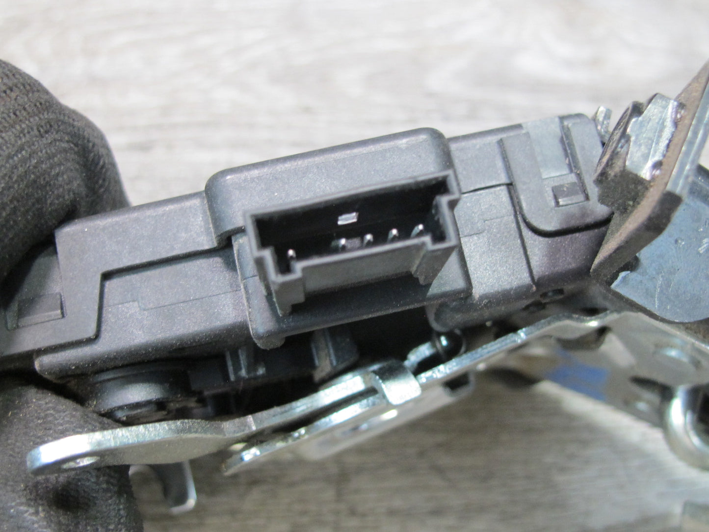 2017-2020 Maserati Levante M161 Rear Trunk Lid Lock Latch Actuator 670039576