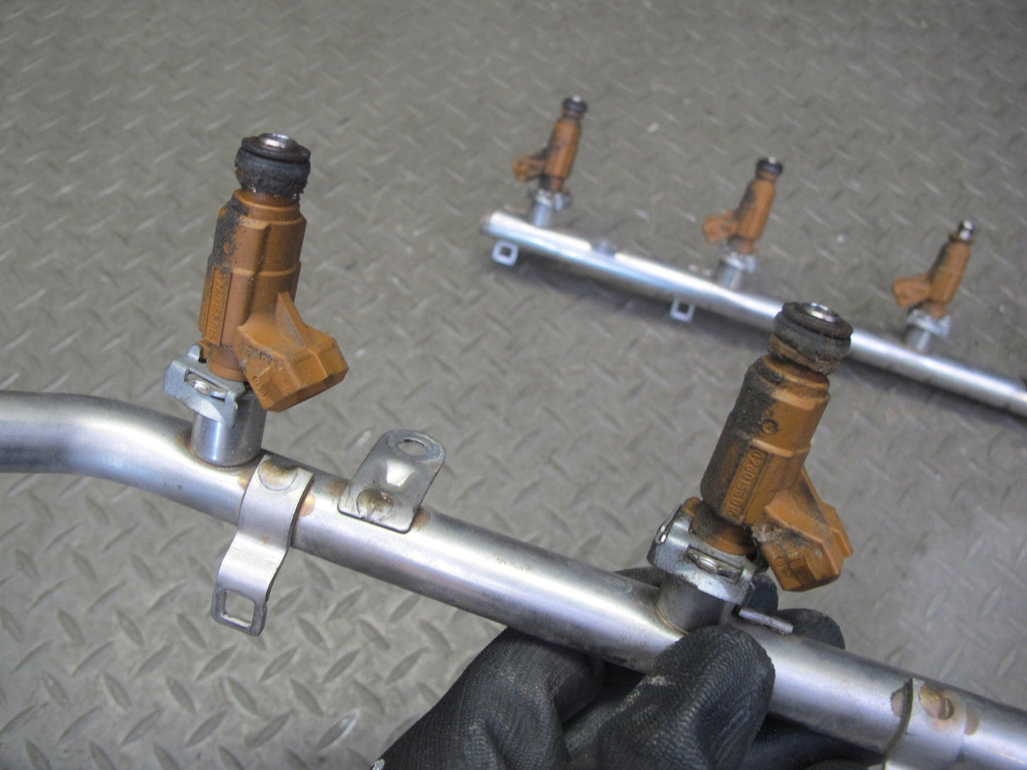 03-06 Mercedes R230 SL500 M113 Engine Fuel Rail w Injector Set 1130700595 OEM